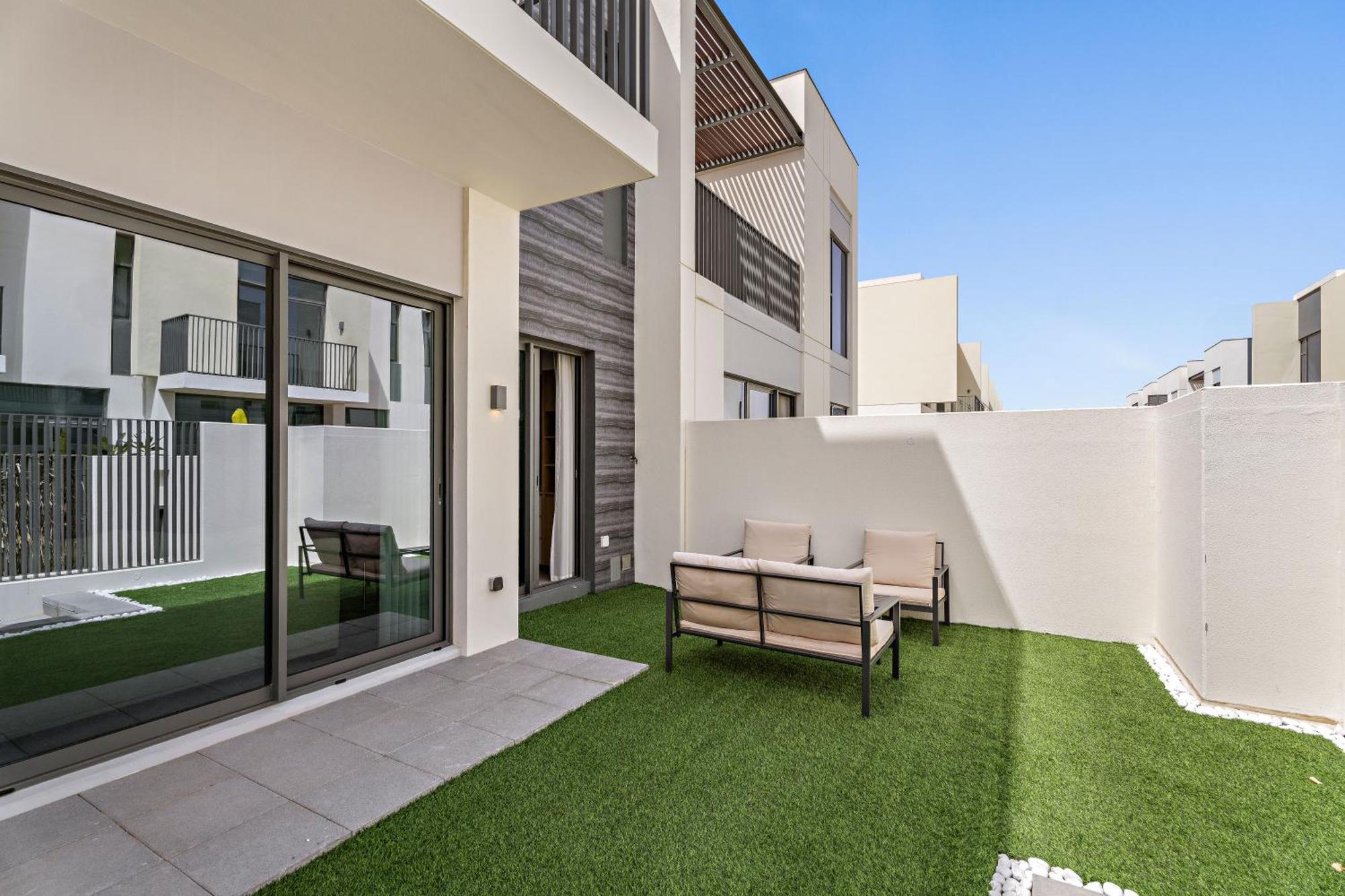 Luxurious 6-sleeper With Large Outdoor Patio Dubai