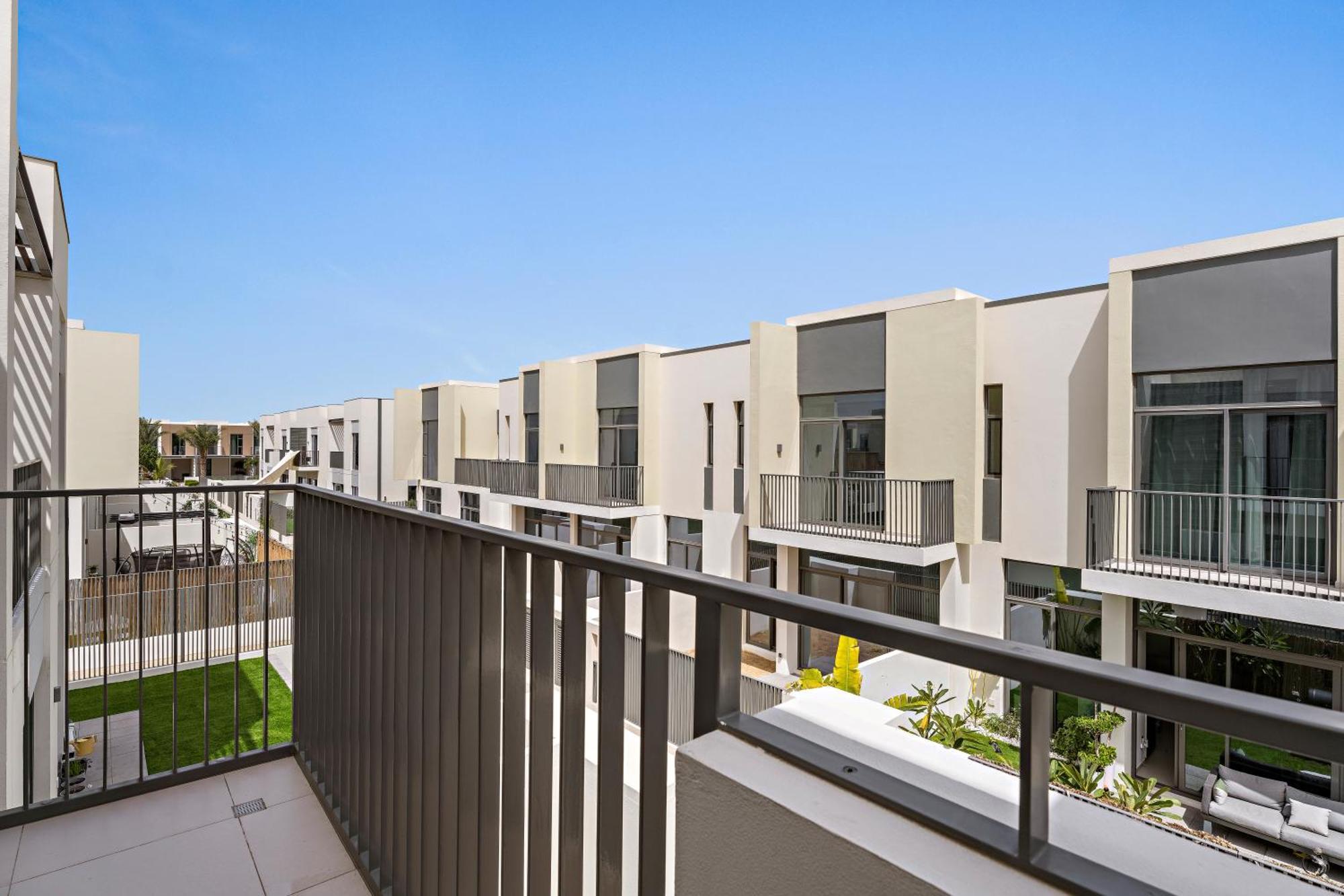 Luxurious 6-sleeper With Large Outdoor Patio Apartment