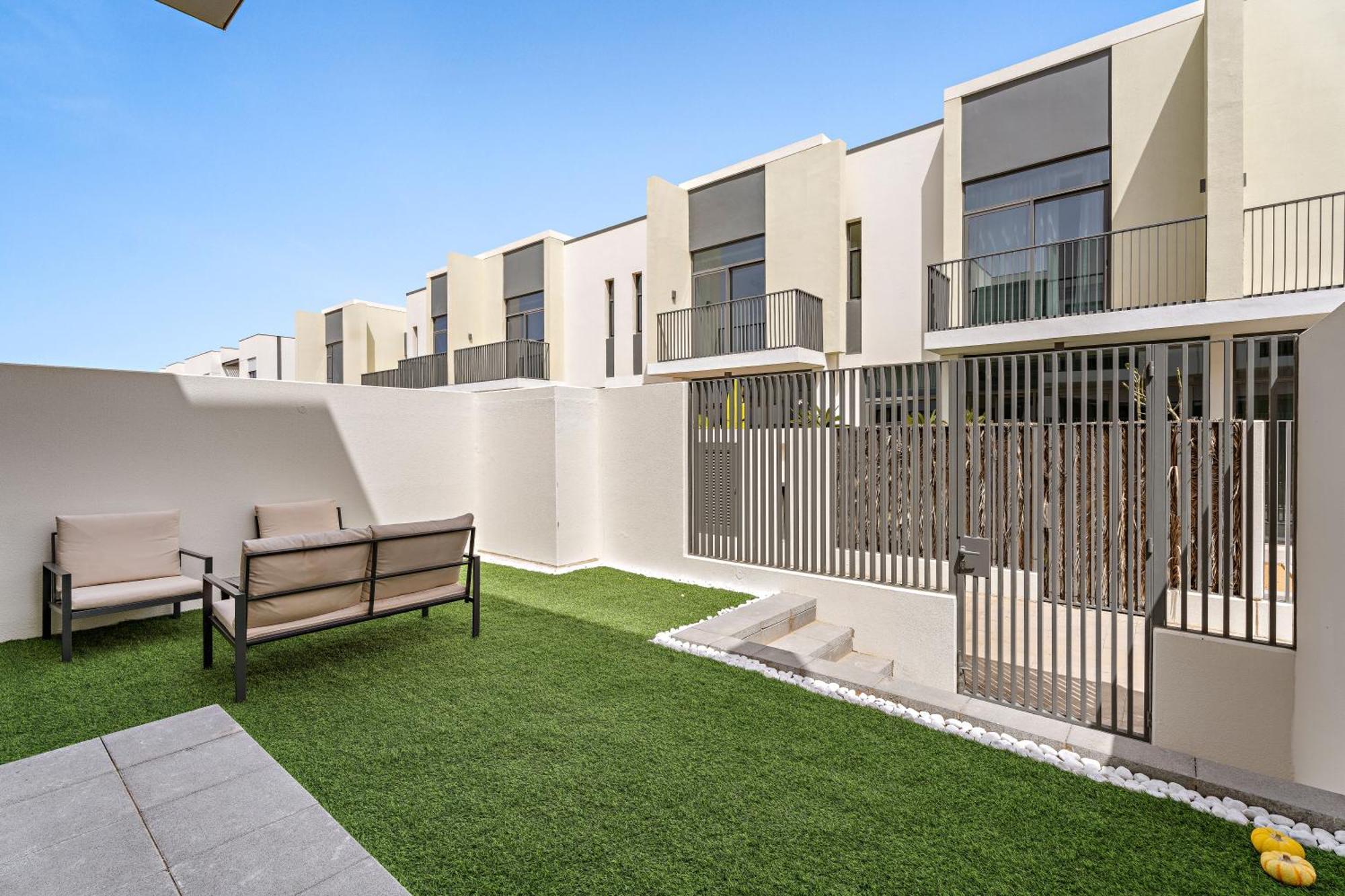 Luxurious 6-sleeper With Large Outdoor Patio Dubai