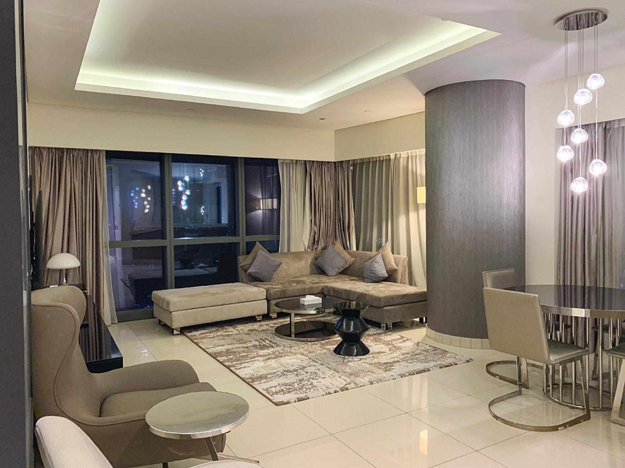 Luxurious In Paramount