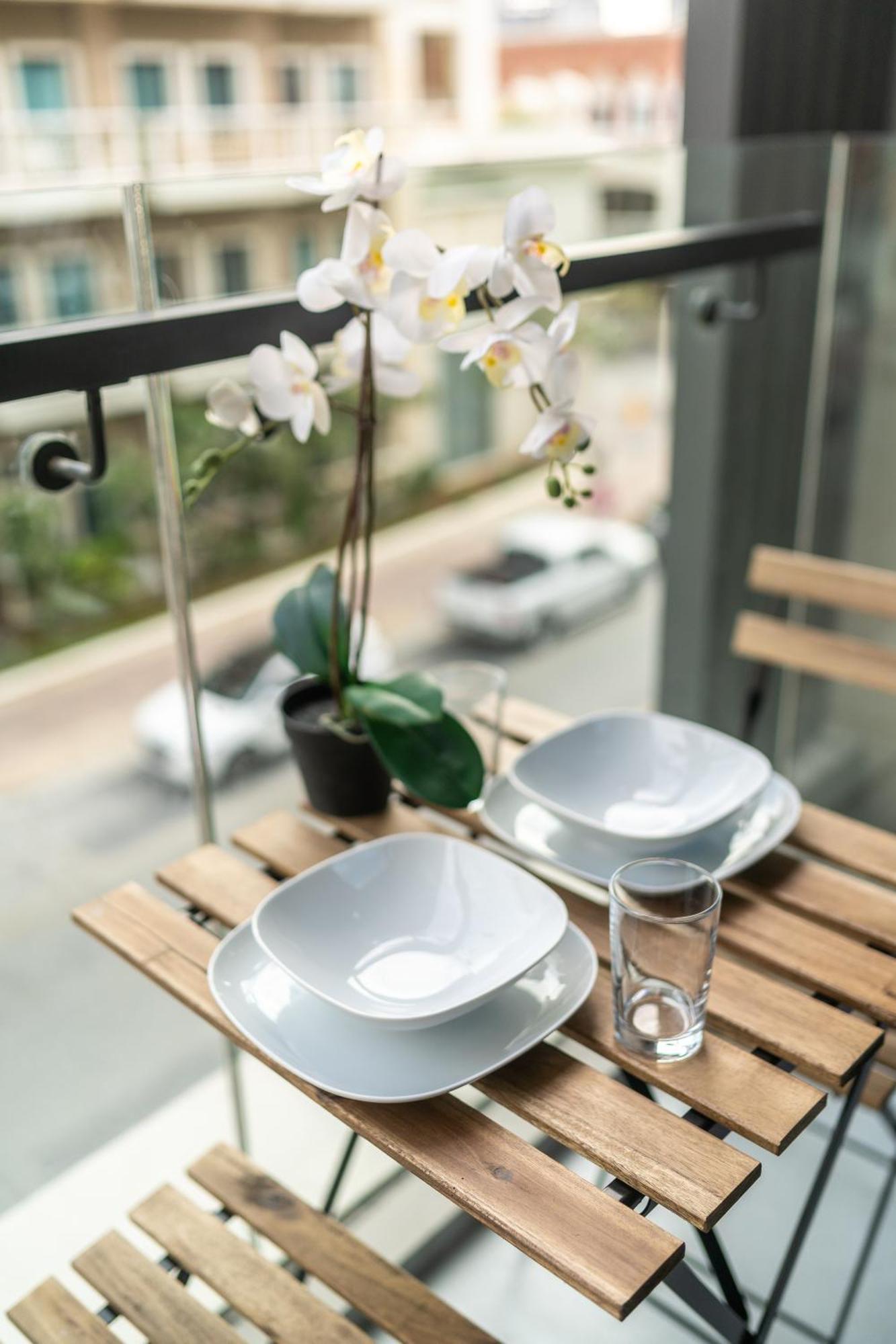 Escape To Modern In Charming Jvc Apartment