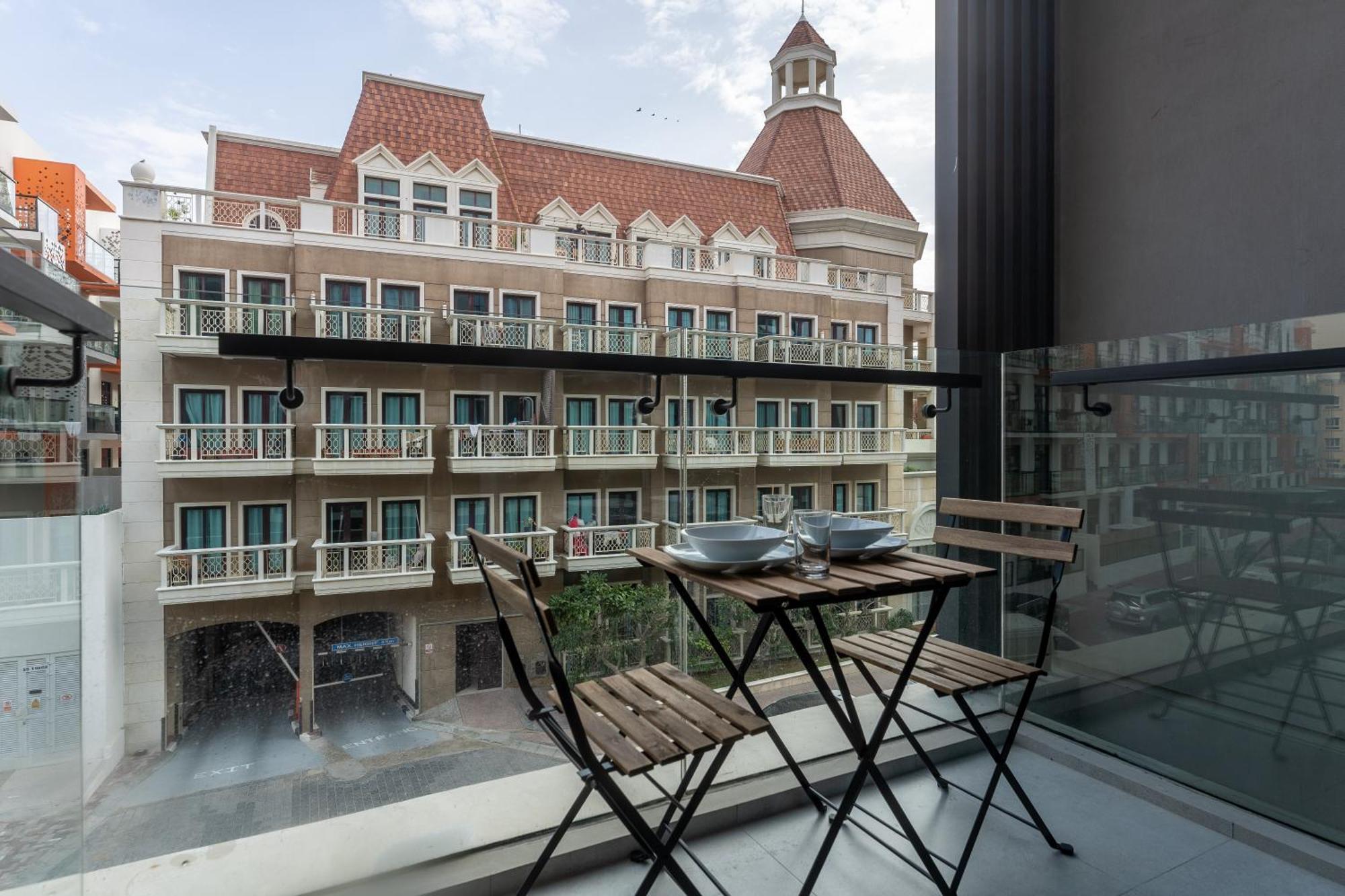Apartment Escape To Modern In Charming Jvc *