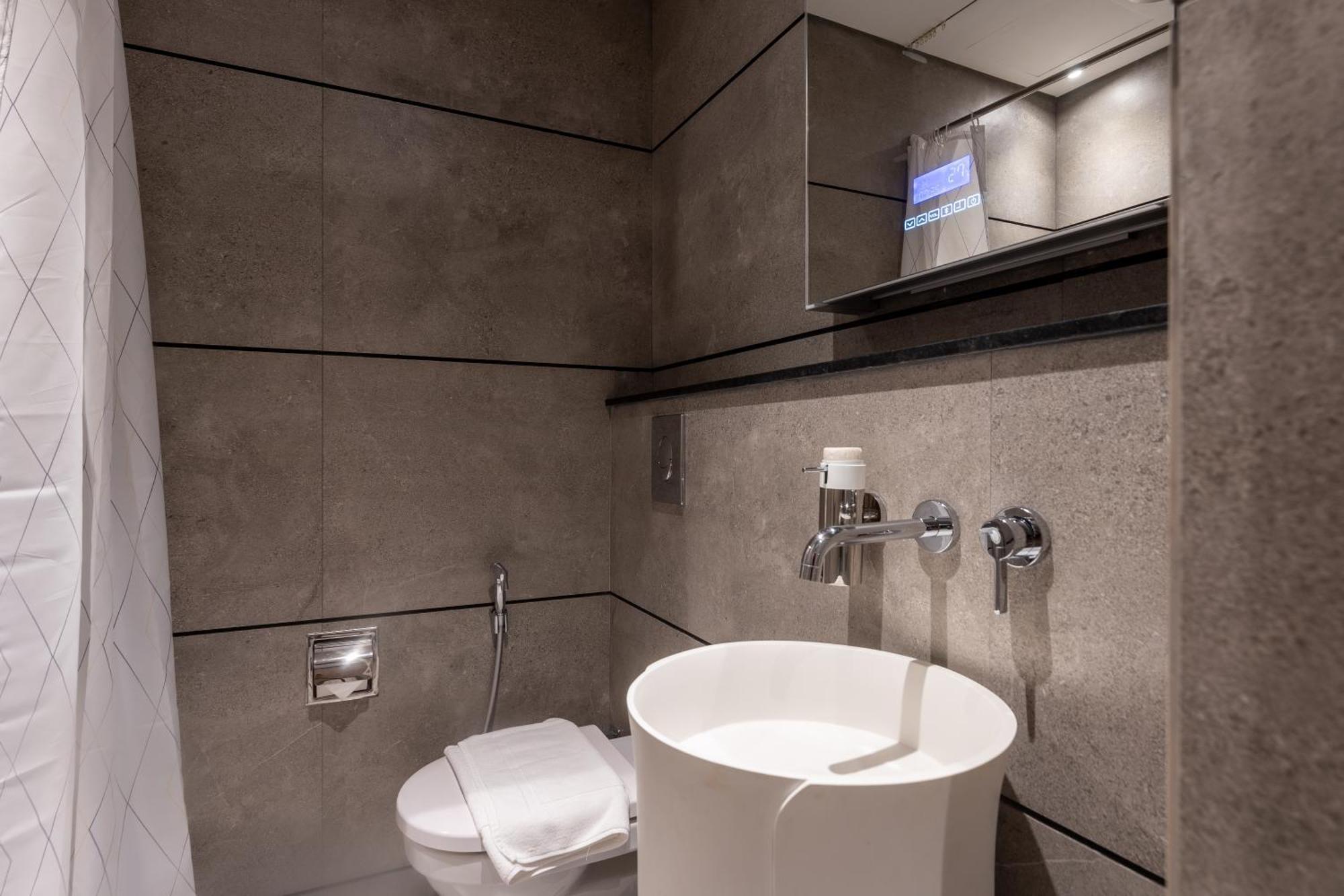 Apartment Escape To Modern In Charming Jvc *