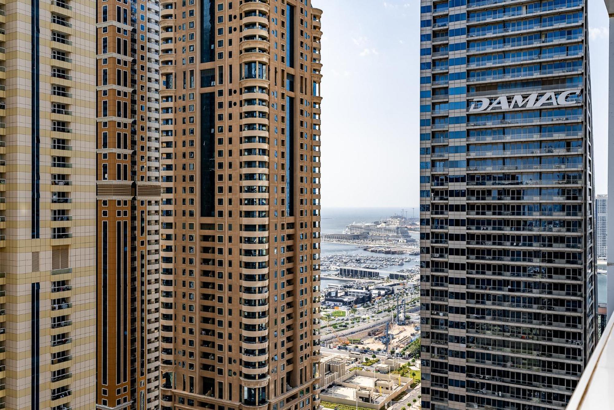 Apartment Spacious With Maid In Marina I Marina Arcade Dubai