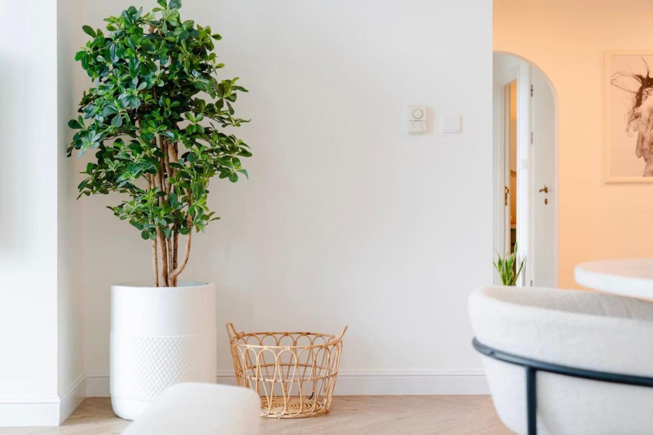 Modern & Bright 1 Bedroom Marina Apartment