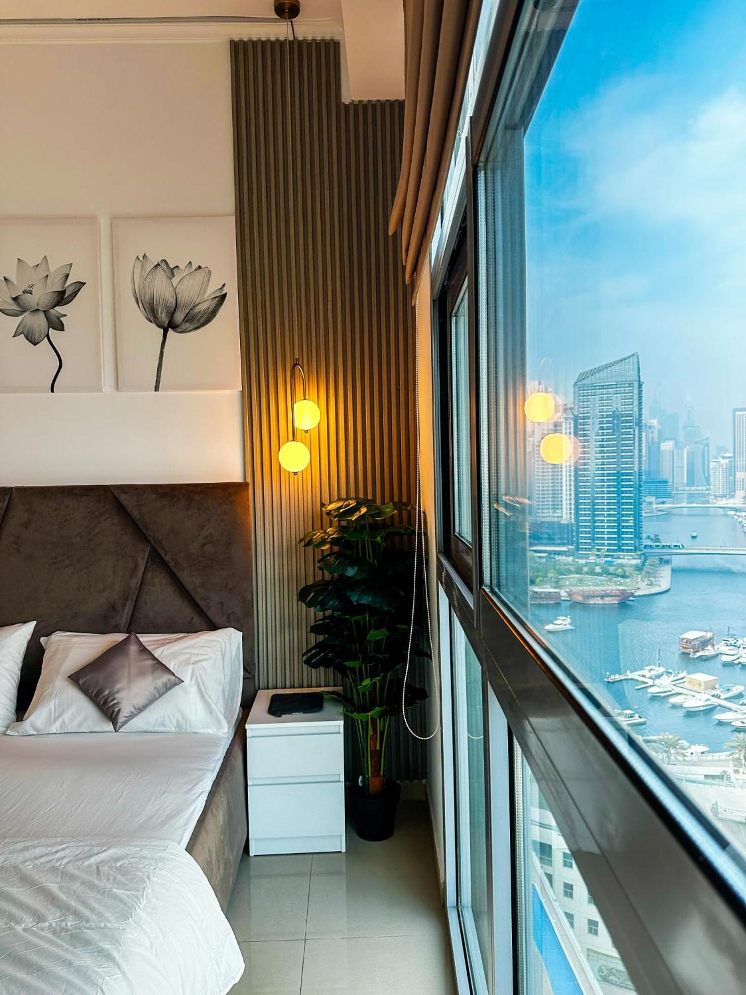 Luxurious 2 Bedroom With Iconic Marina & Arabian Sea View Apartment Dubai