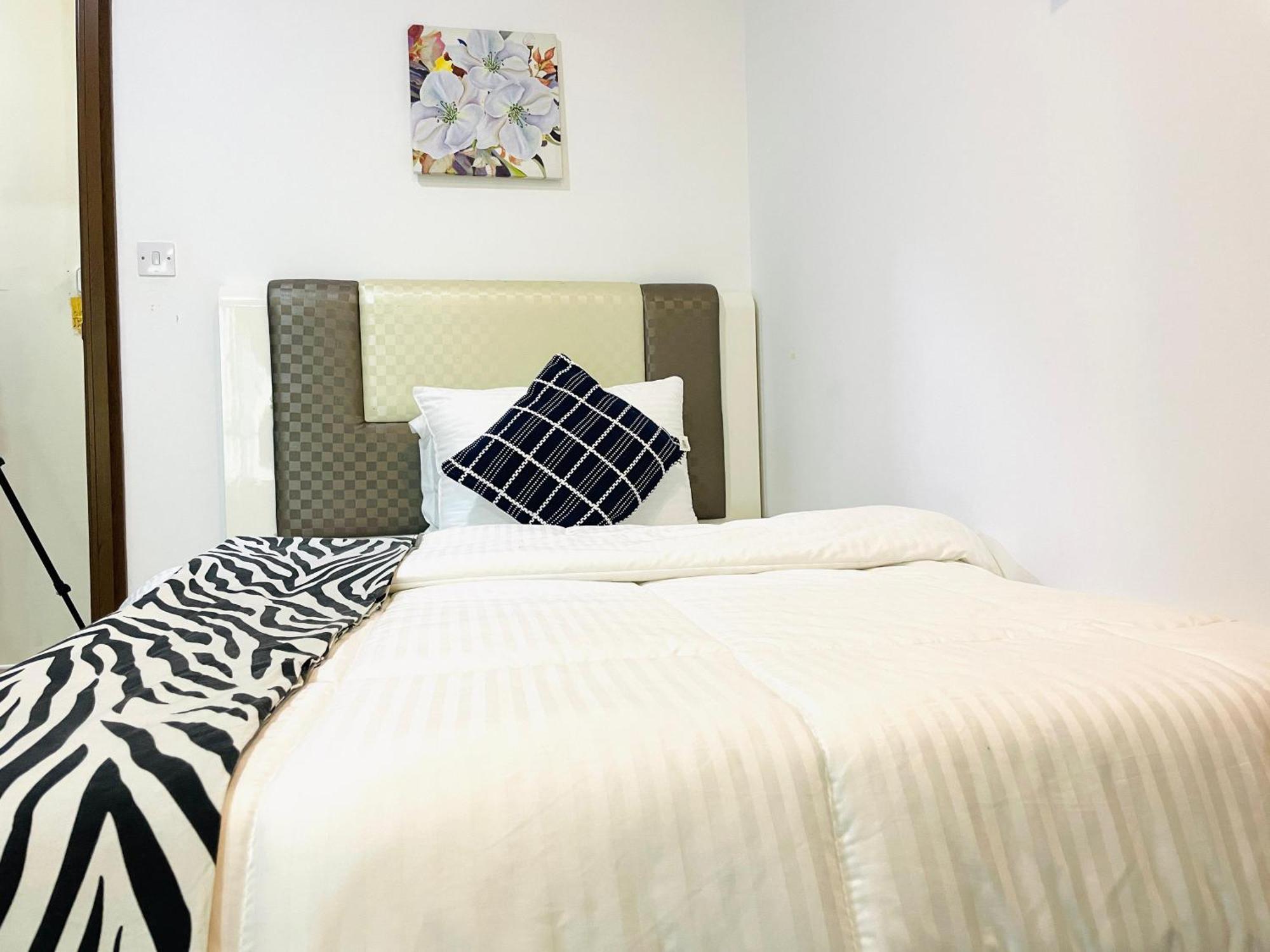 Big For ' Girls ' Only At Dubai, Marina Homestay *