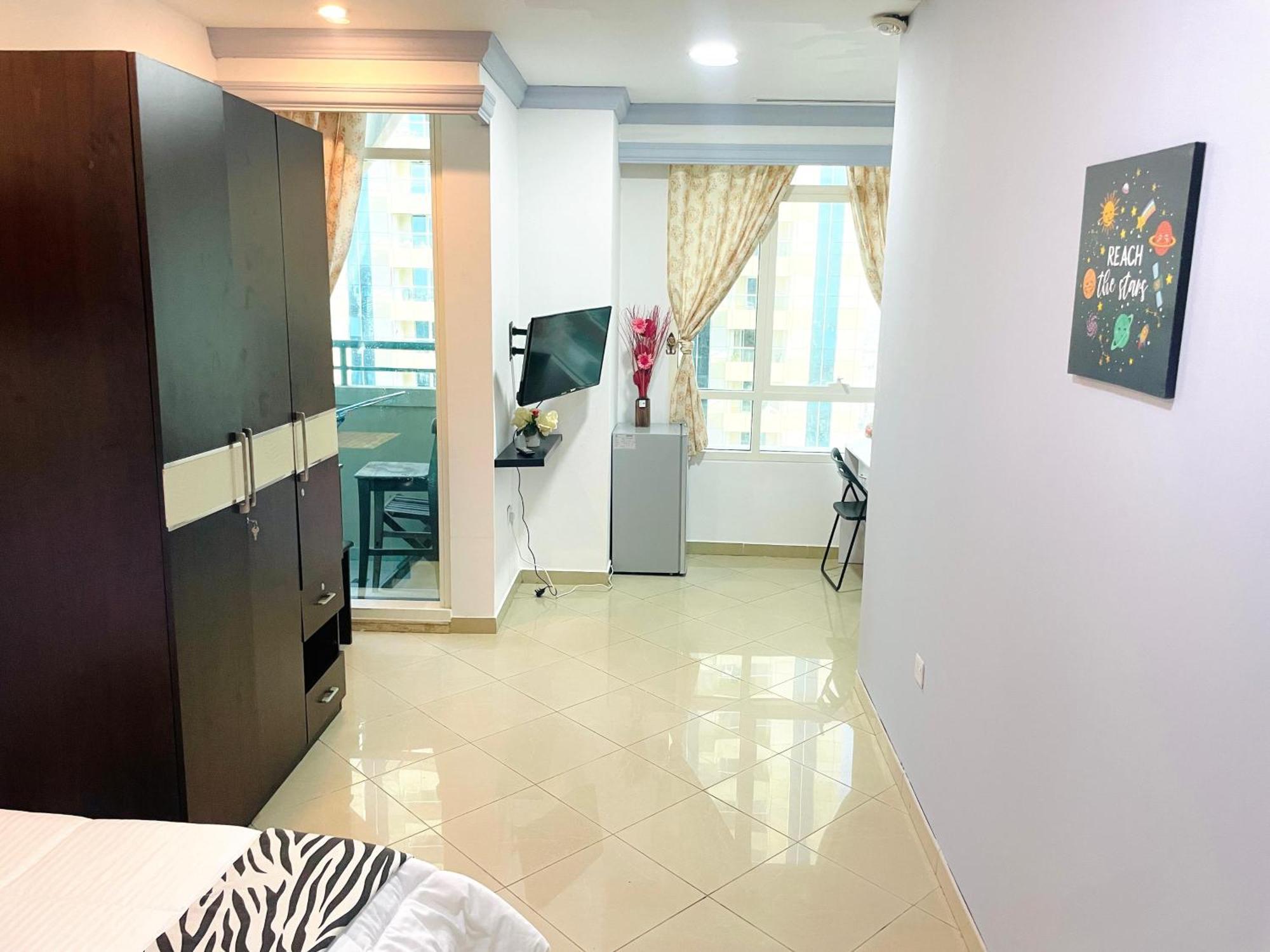 Homestay Big For ' Girls ' Only At Dubai, Marina