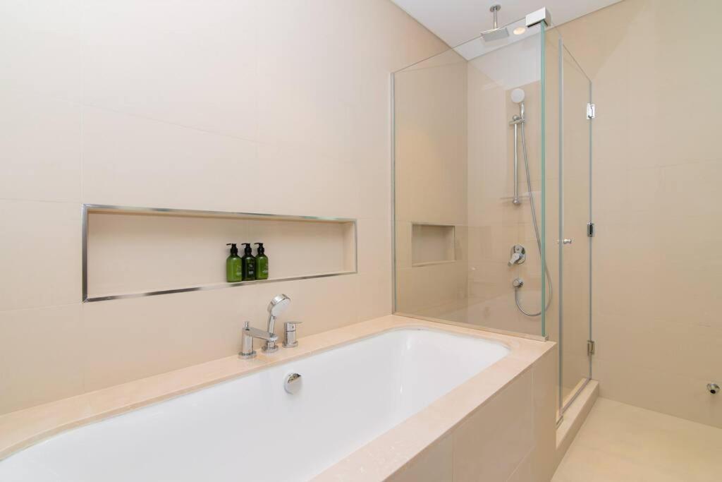 Elite Escape - 2 Bhk Getaway With Mall Access - 1508 *