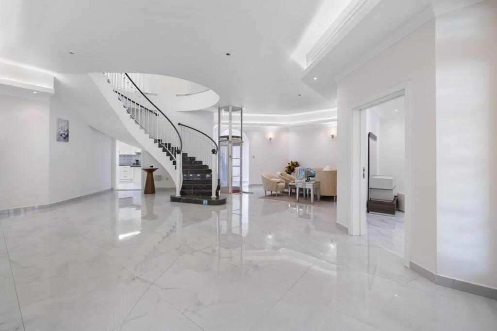Luxury Emirates Private In Jumeirah *