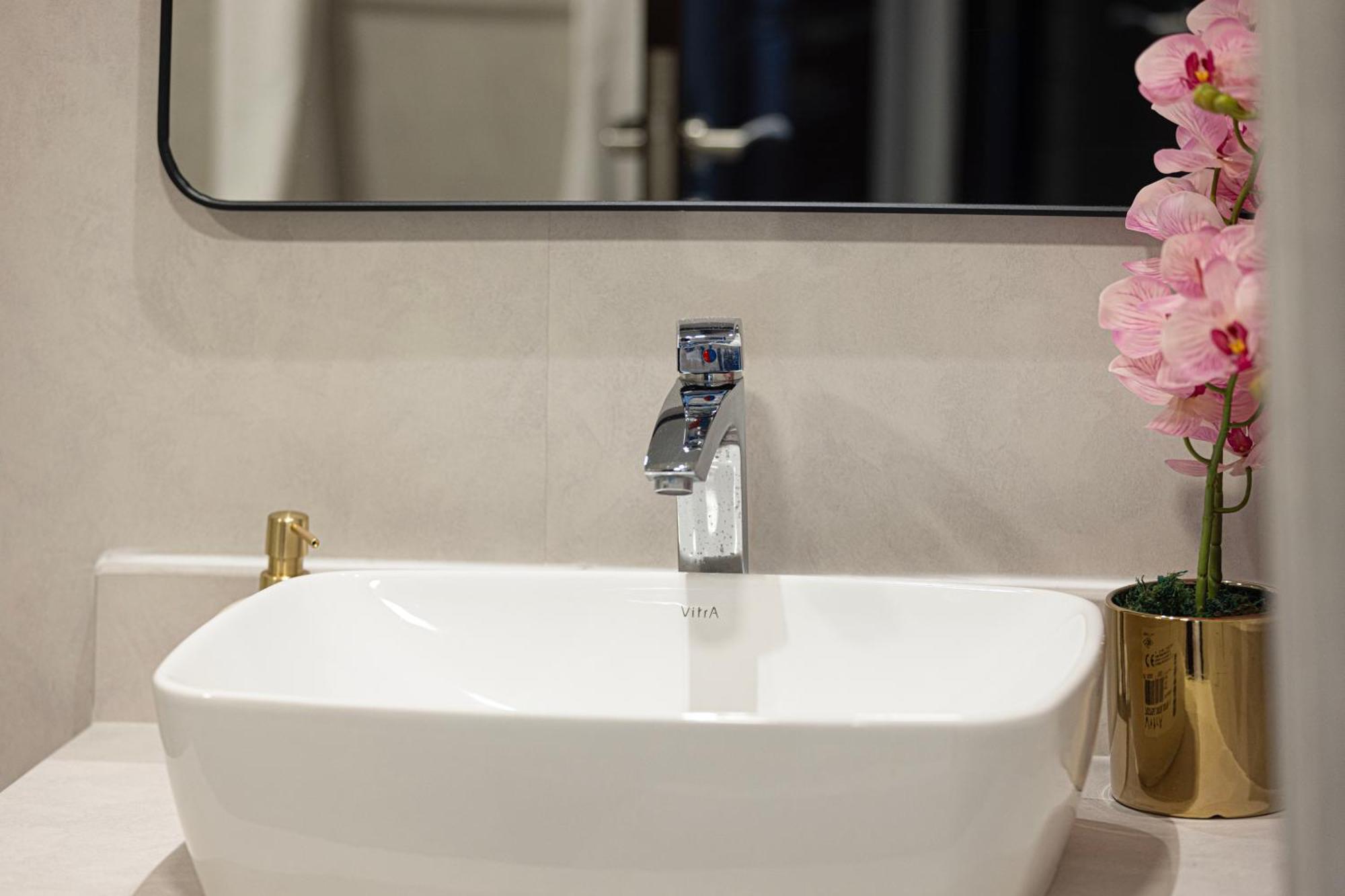 Magnificent Cozy 2 Bedroom In Downtown Apartment *