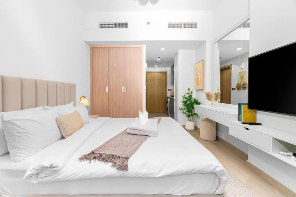 Studio - Pool - Gym - Wi-fi - 12min From Downtown - Azizi Riviera 26 *