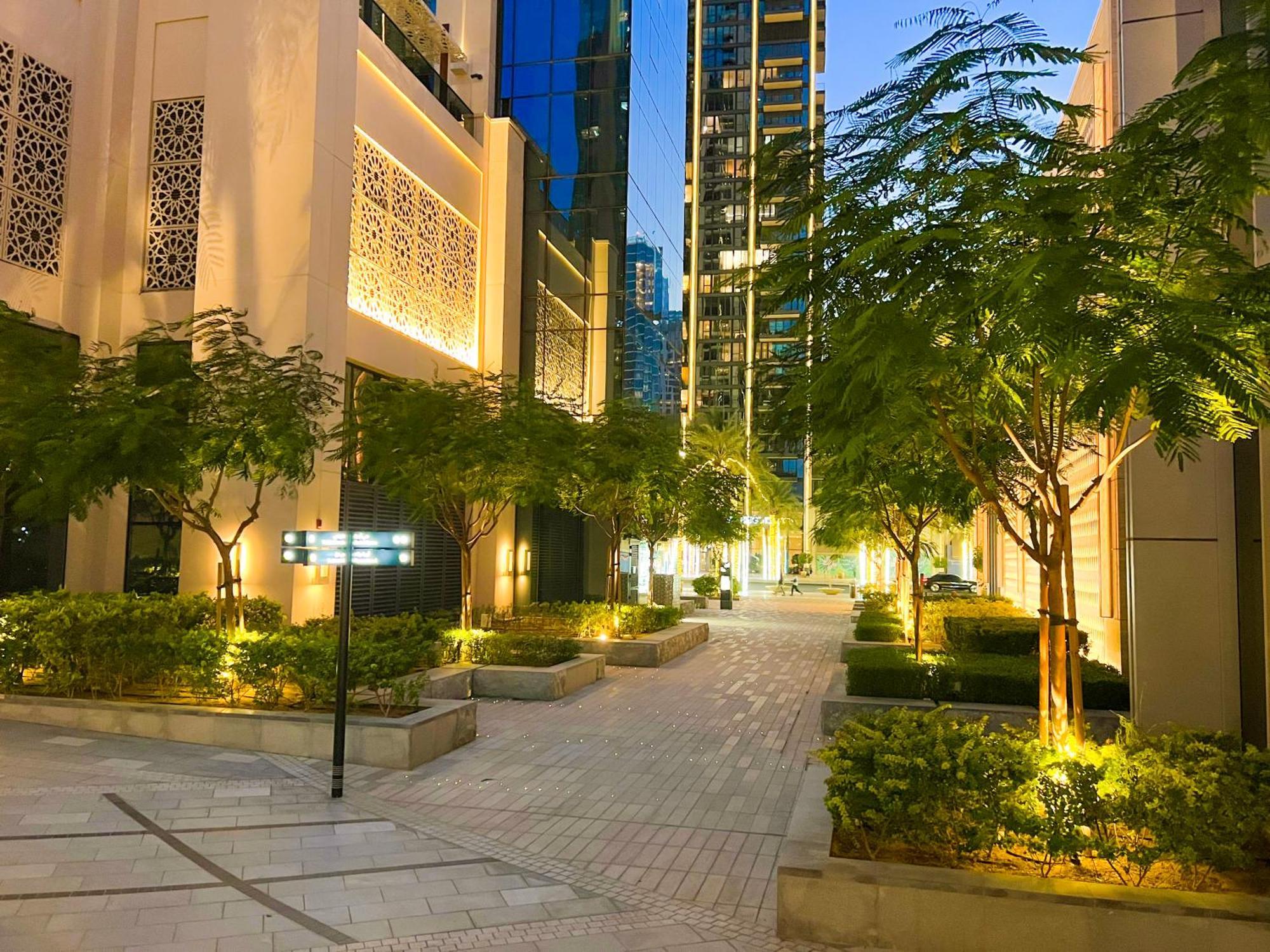 Downtown Luxury - Stunning Burj Khalifa & Sea View - 5 Minutes Walk To Mall