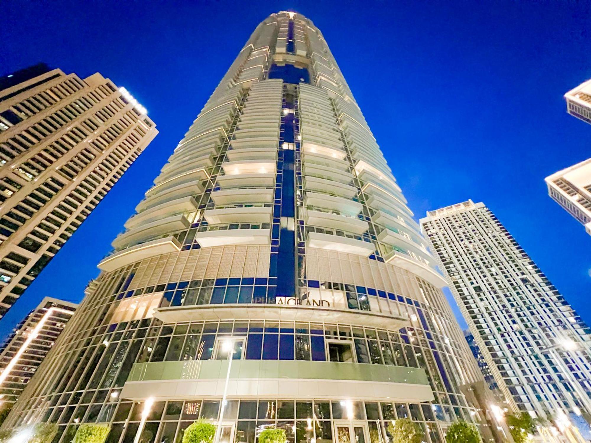 Downtown Luxury - Stunning Burj Khalifa & Sea View - 5 Minutes Walk To Mall *