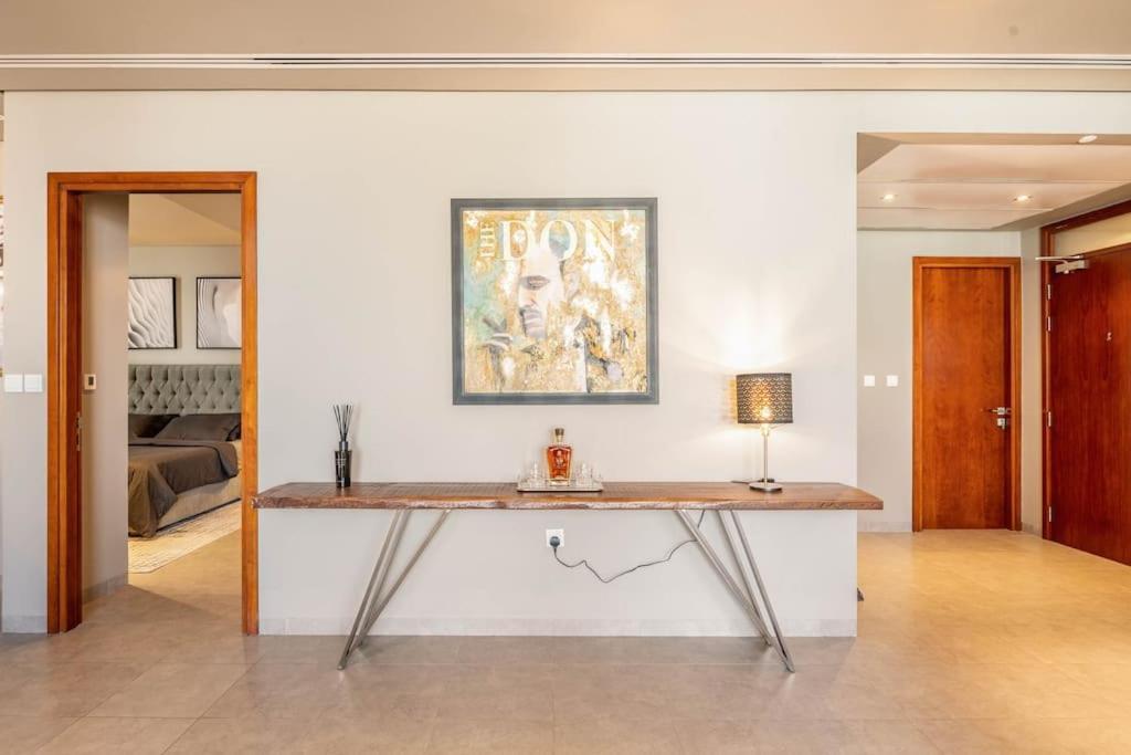 Luxury Retreat, & Sea Views, Metro Nearby Dubai