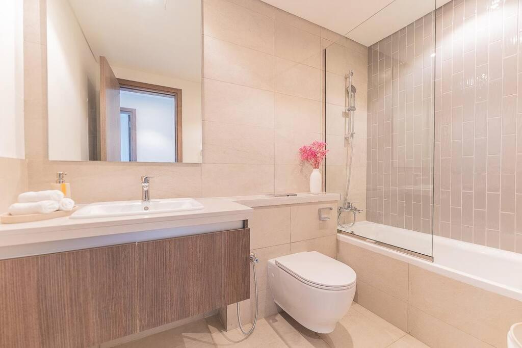 Stylish & Comfy 3 Bed Townhouse In Tilal Al Ghaf Apartment