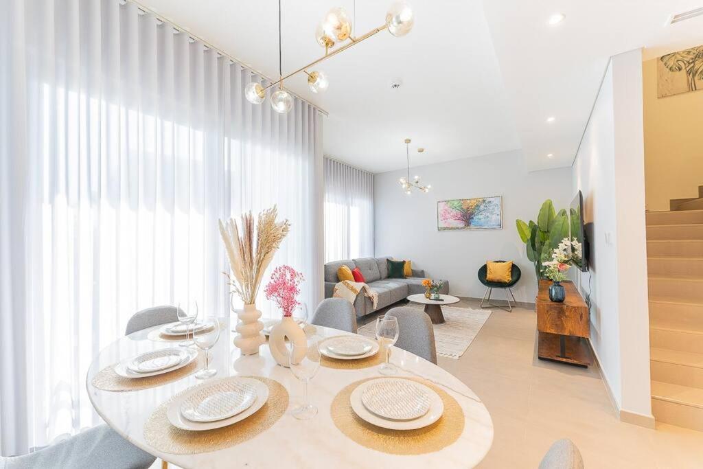 Apartamento Stylish & Comfy 3 Bed Townhouse In Tilal Al Ghaf *