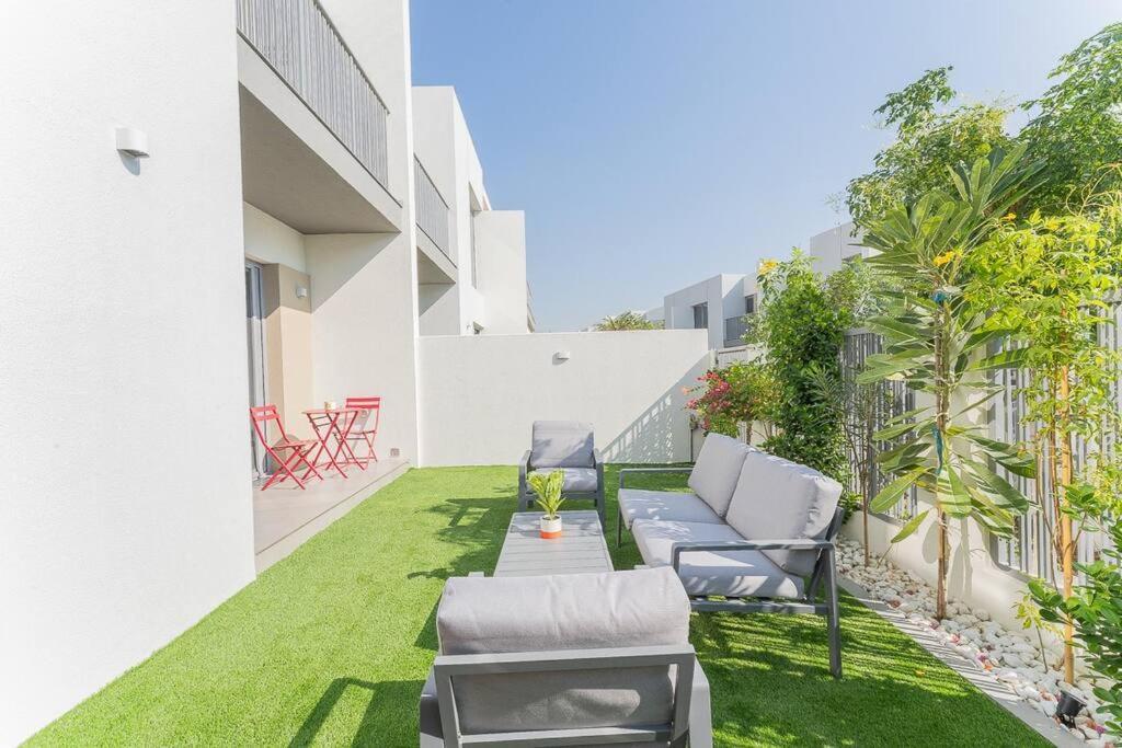 Stylish & Comfy 3 Bed Townhouse In Tilal Al Ghaf *