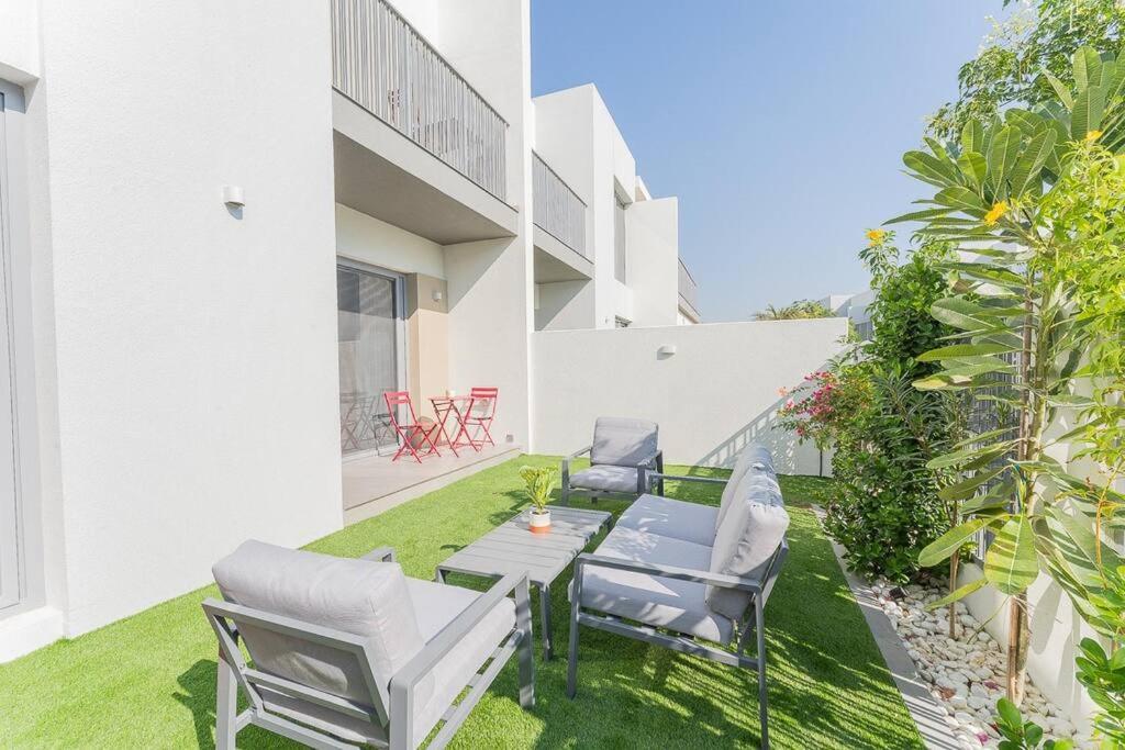 Stylish & Comfy 3 Bed Townhouse In Tilal Al Ghaf Apartment
