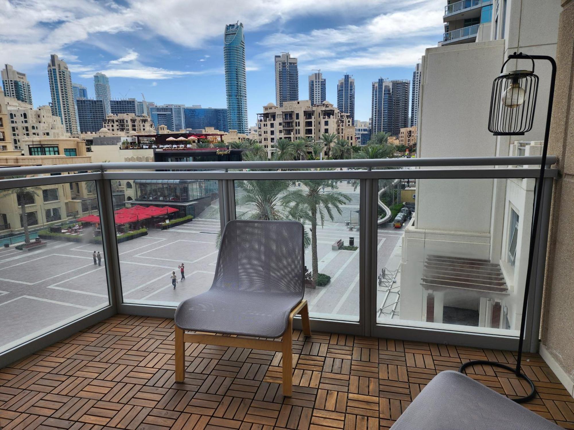 Apartment Downtown Oasis, Burj Khalifa Views, Luxury Amenities Dubai