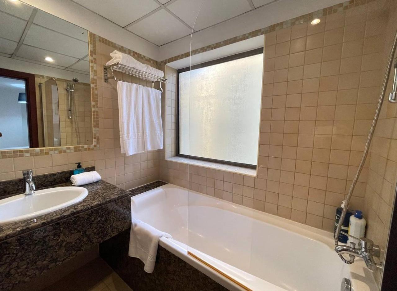 Luxury Jbr , Beach , Pool , Parking * Dubai