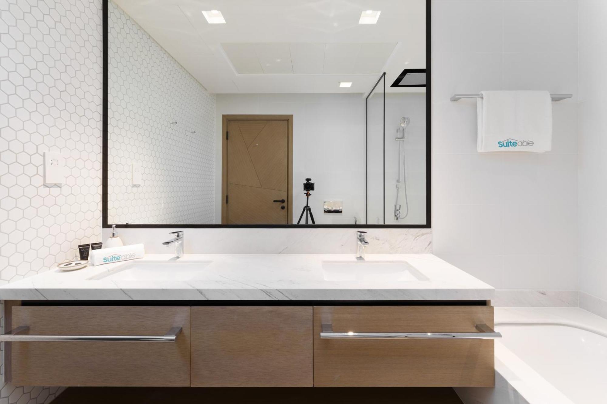 Luxe 1-bedroom Elegance In Palace Residences
