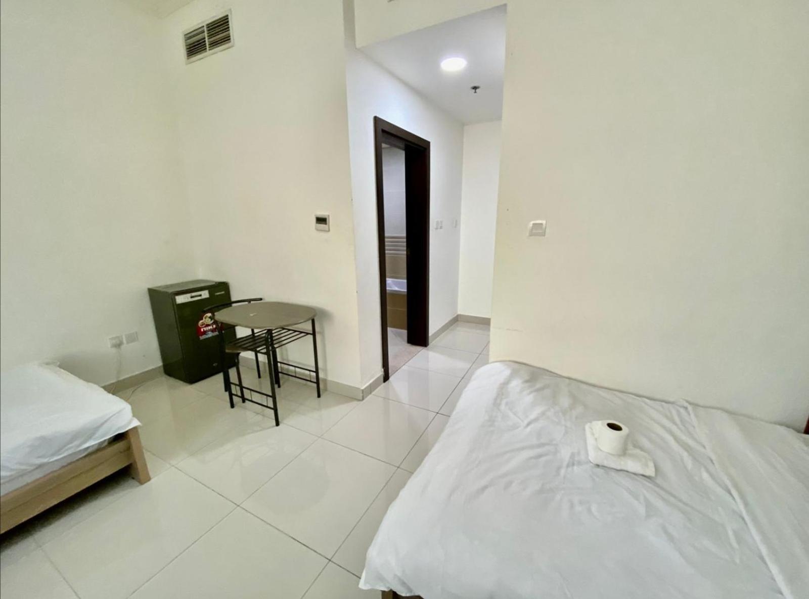 Cozy And Small Partitions For Men Guests In Daire *