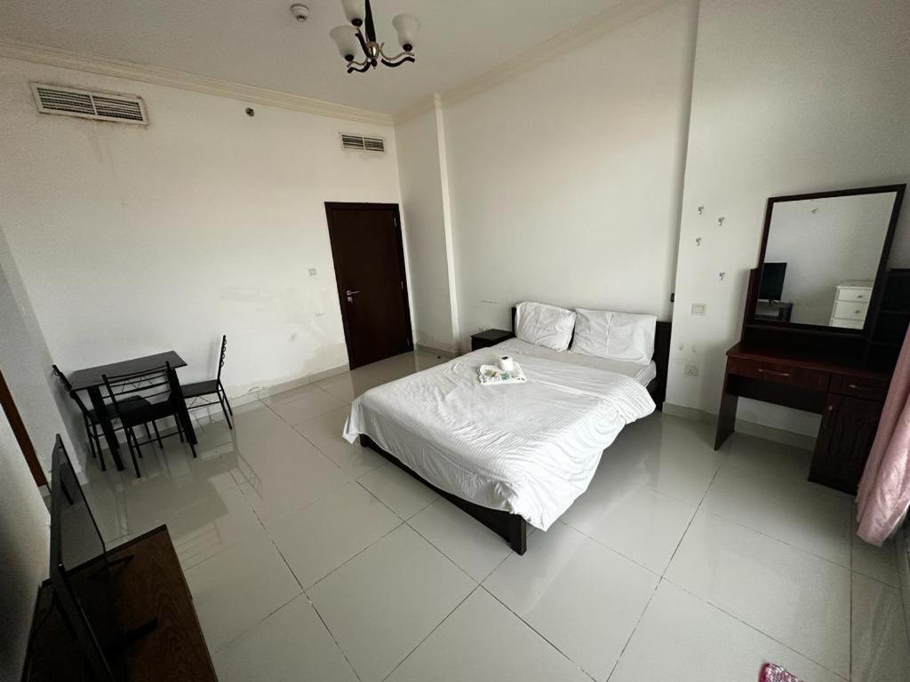 Cozy And Small Partitions For Men Guests In Daire *