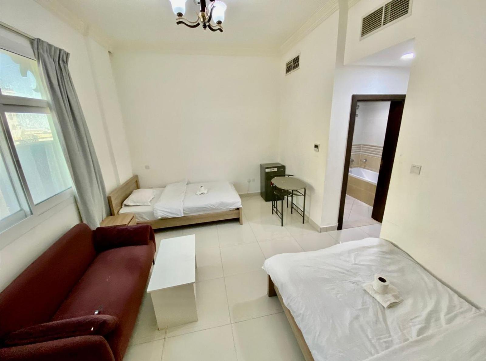 Cozy And Small Partitions For Men Guests In Daire *