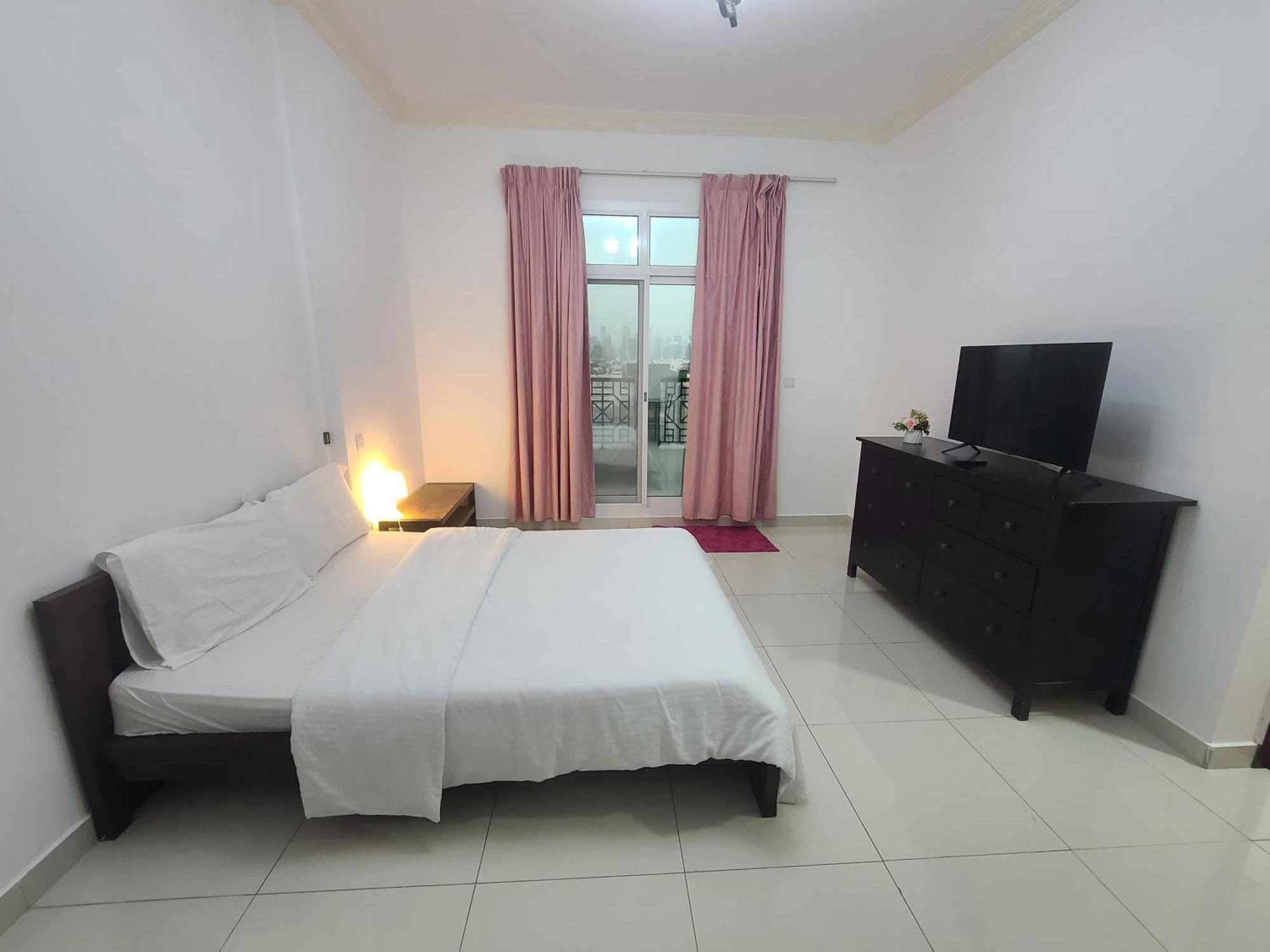 Cozy And Small Partitions For Men Guests In Daire *