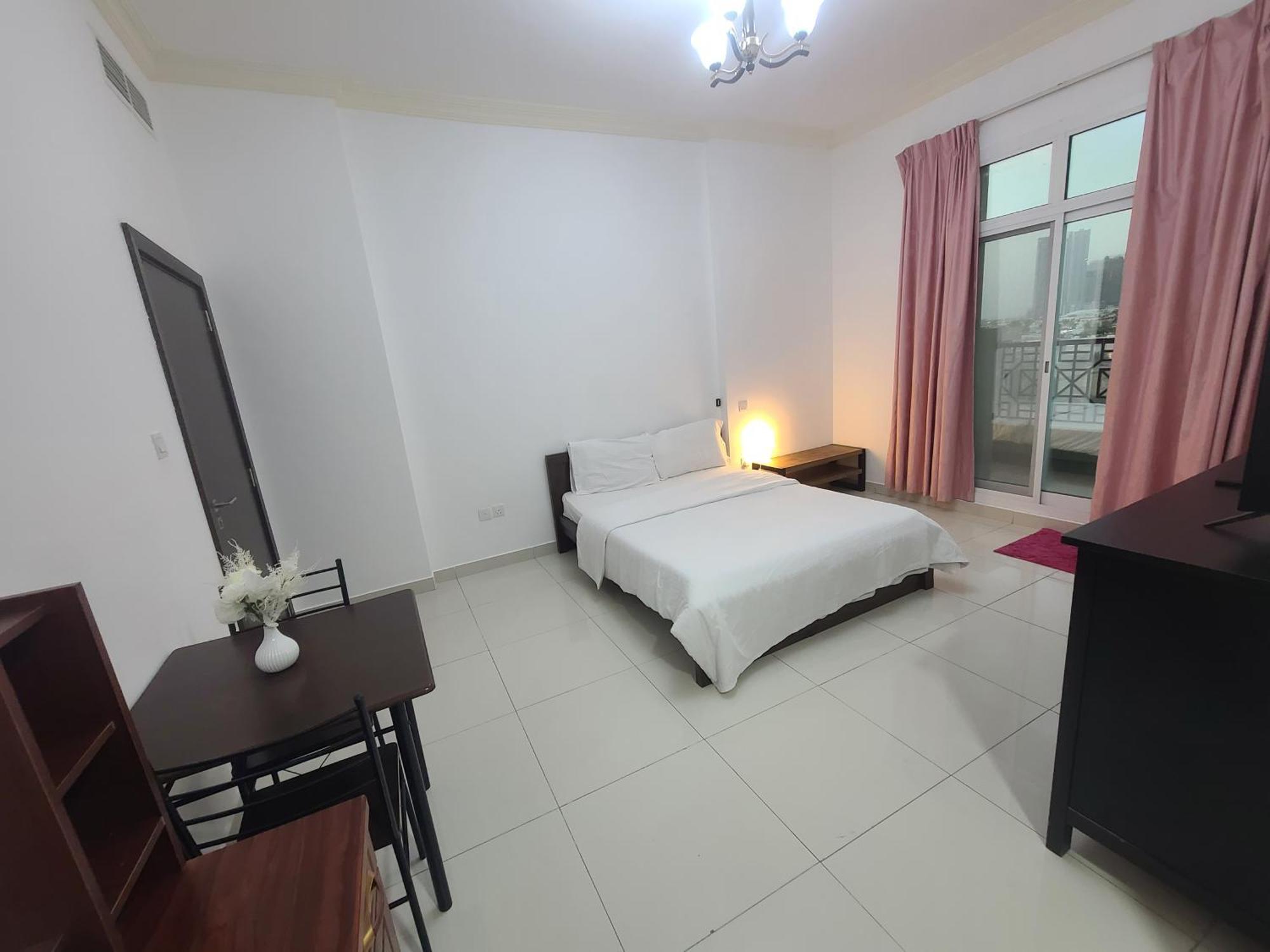 Cozy And Small Partitions For Men Guests In Daire