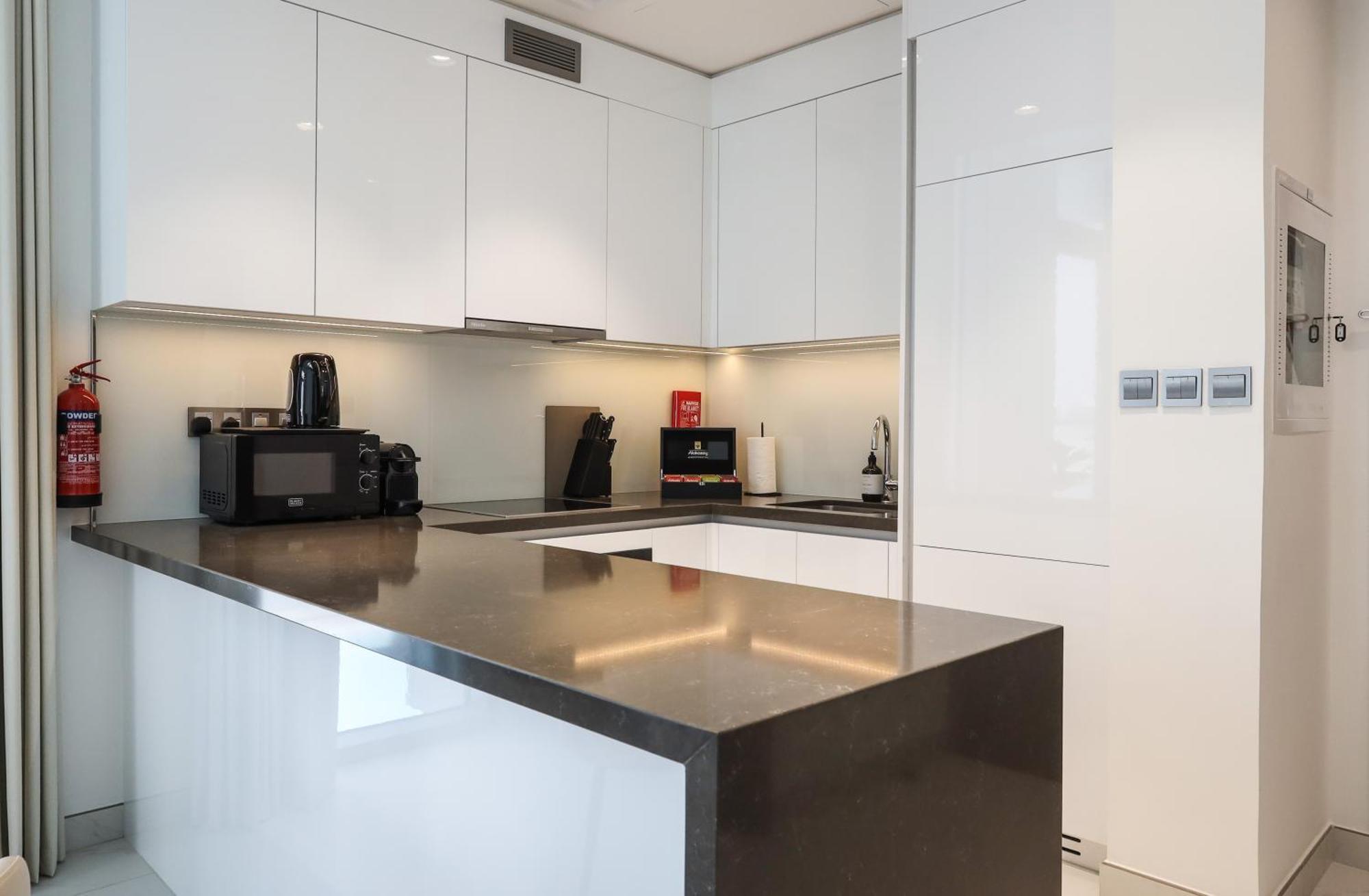 Elite Lux Homes - Lagoon View 1 Bedroom Luxury Oasis In Mbr