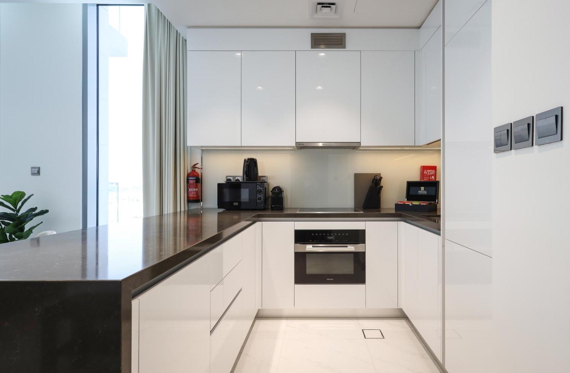 Elite Lux Homes - Lagoon View 1 Bedroom Luxury Oasis In Mbr *