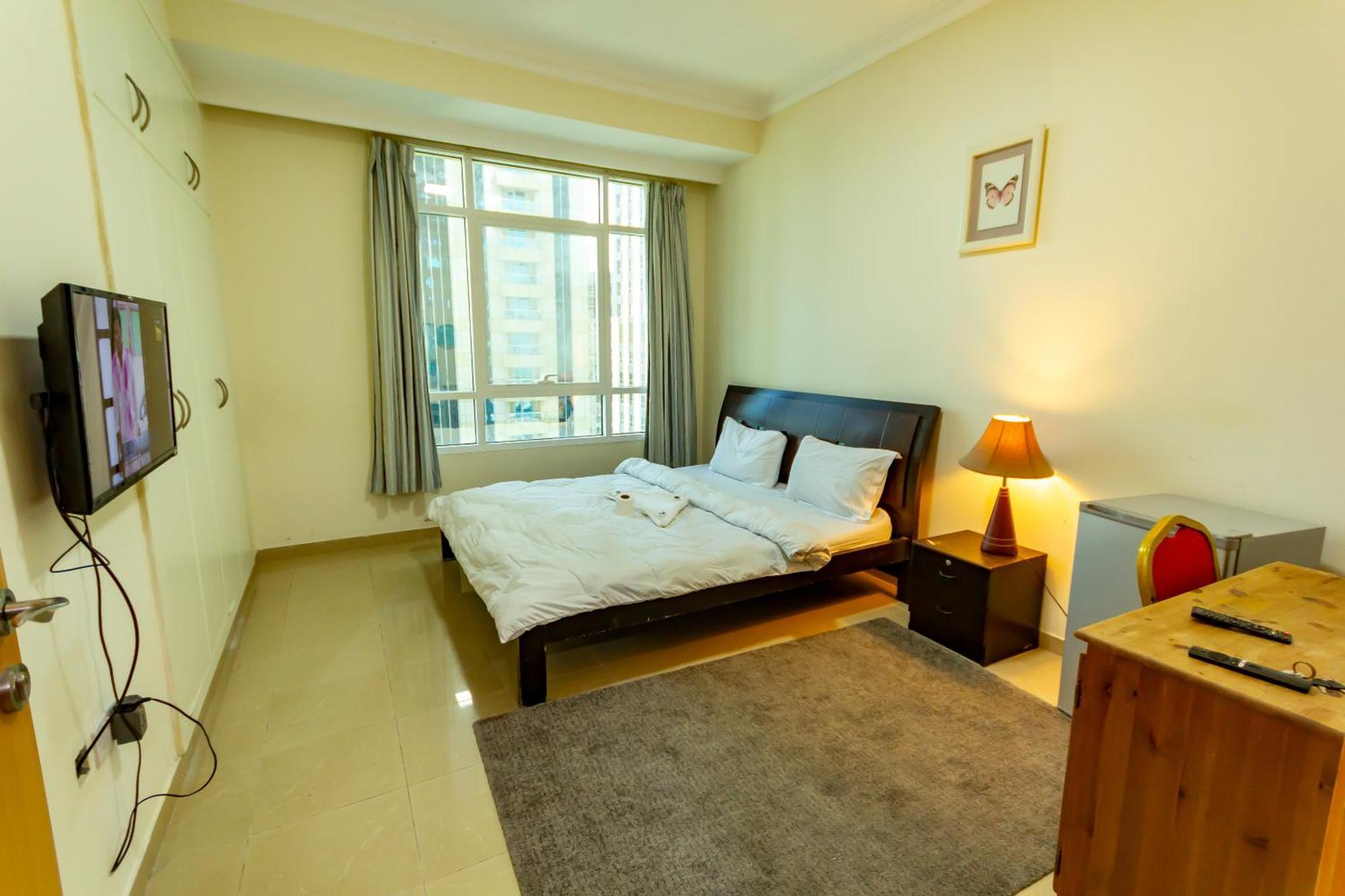 Big For ' Girls ' Only At Dubai, Marina * Dubai