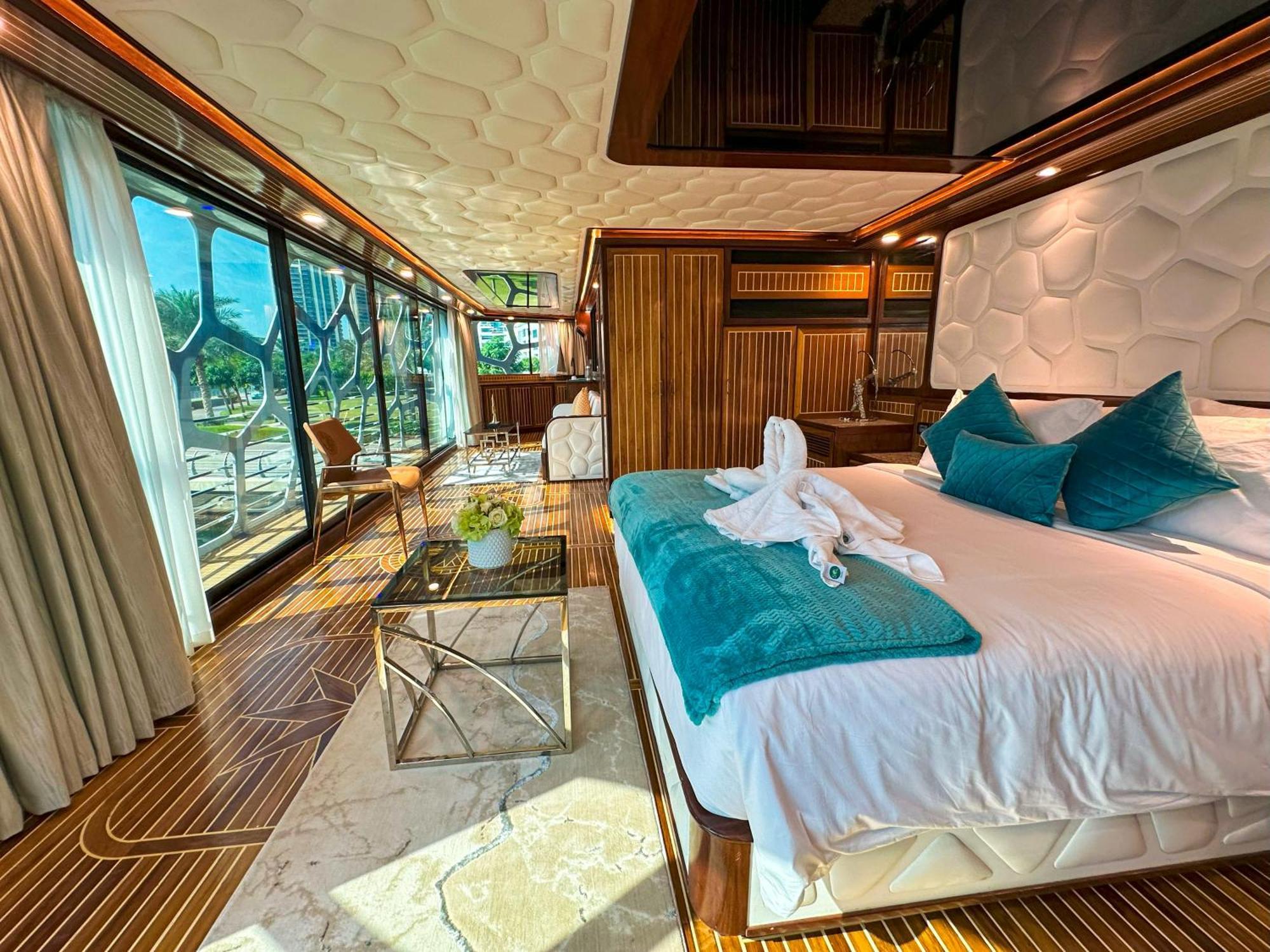 Botel Overnight Super Yacht - Orchid