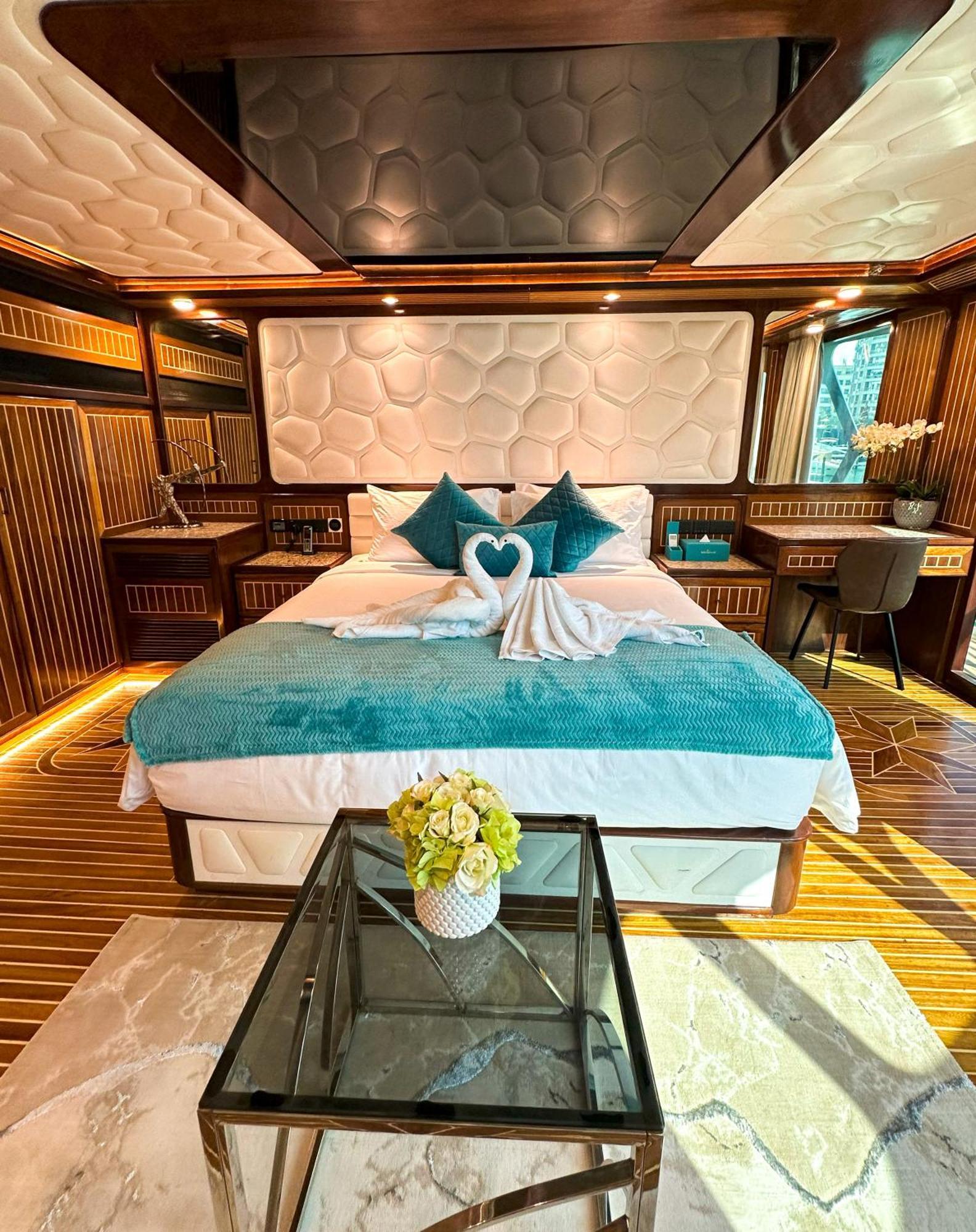 Botel Overnight Super Yacht - Orchid *