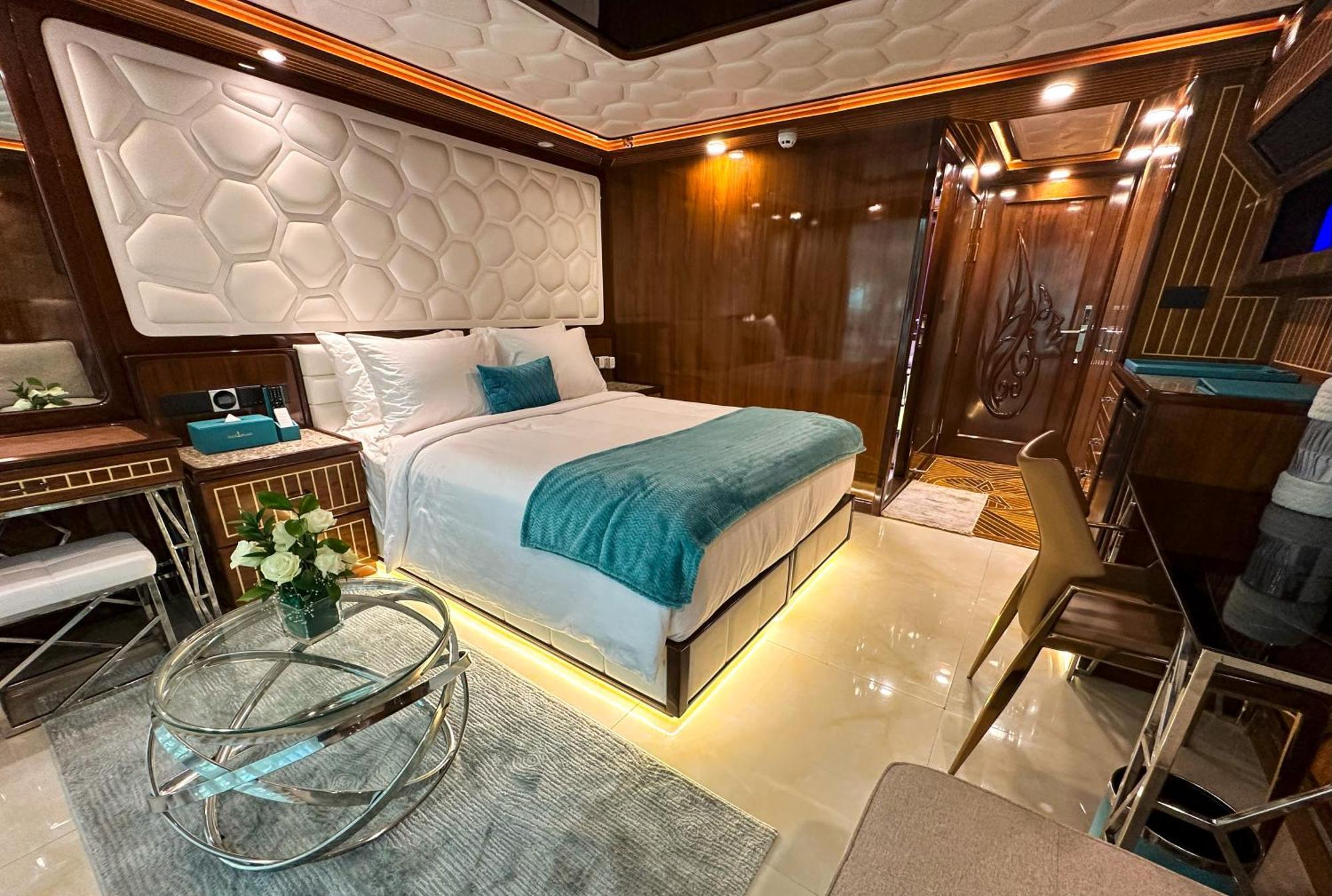 Overnight Super Yacht - Orchid