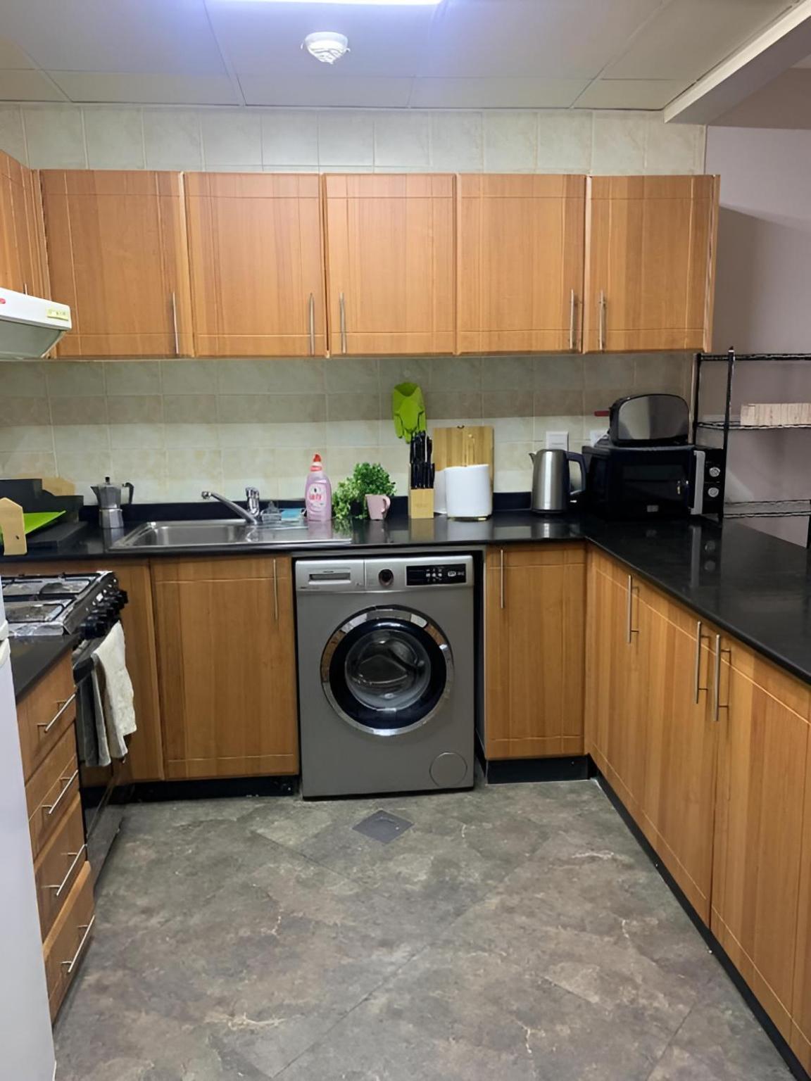 Apartment Spacious Jvc Apartment: Family-friendly With Pool & Wellness Amenities