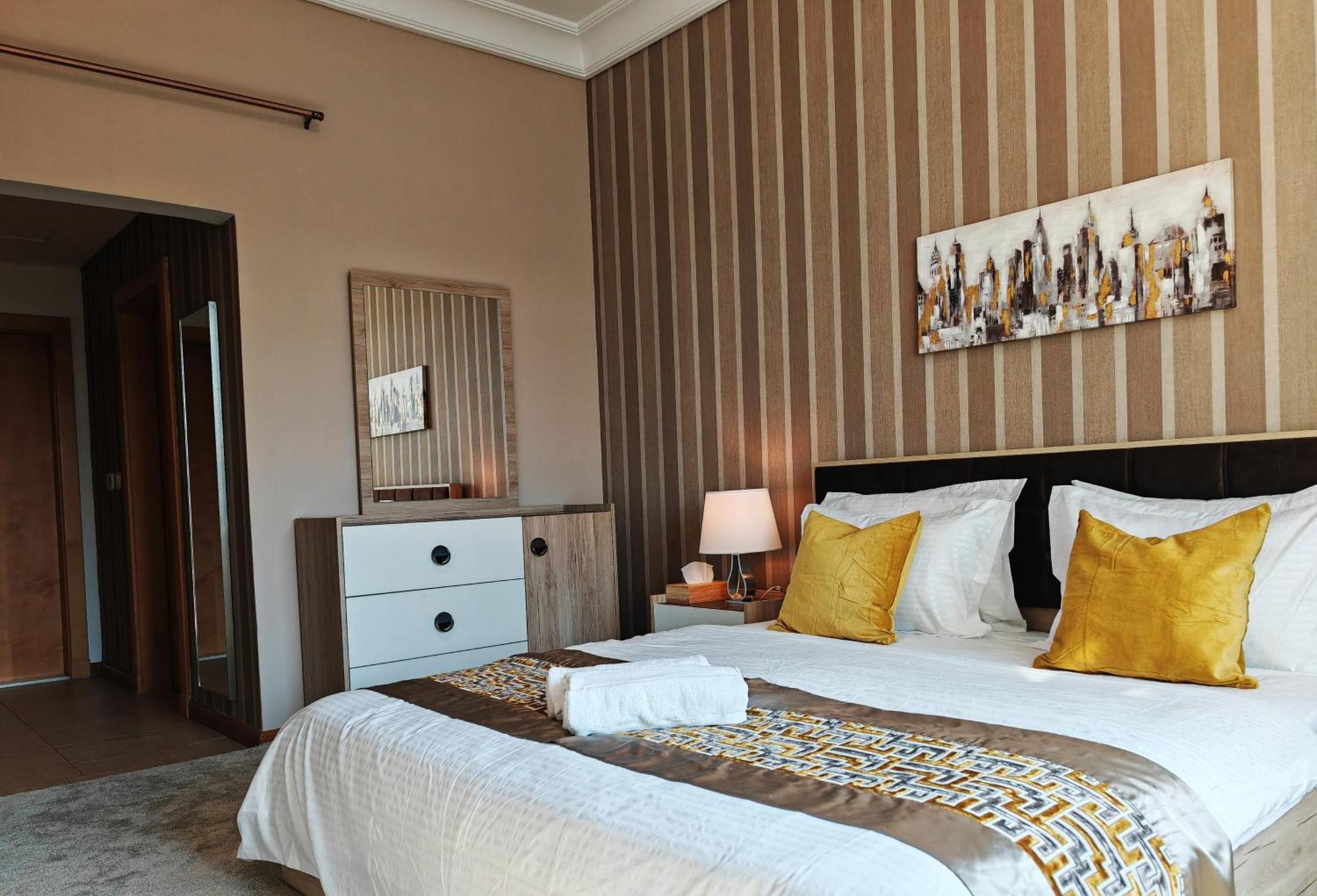 Seaside Serenity Elegant 1br Escape In Palm Jumeirah By La Buena Vida Homes *