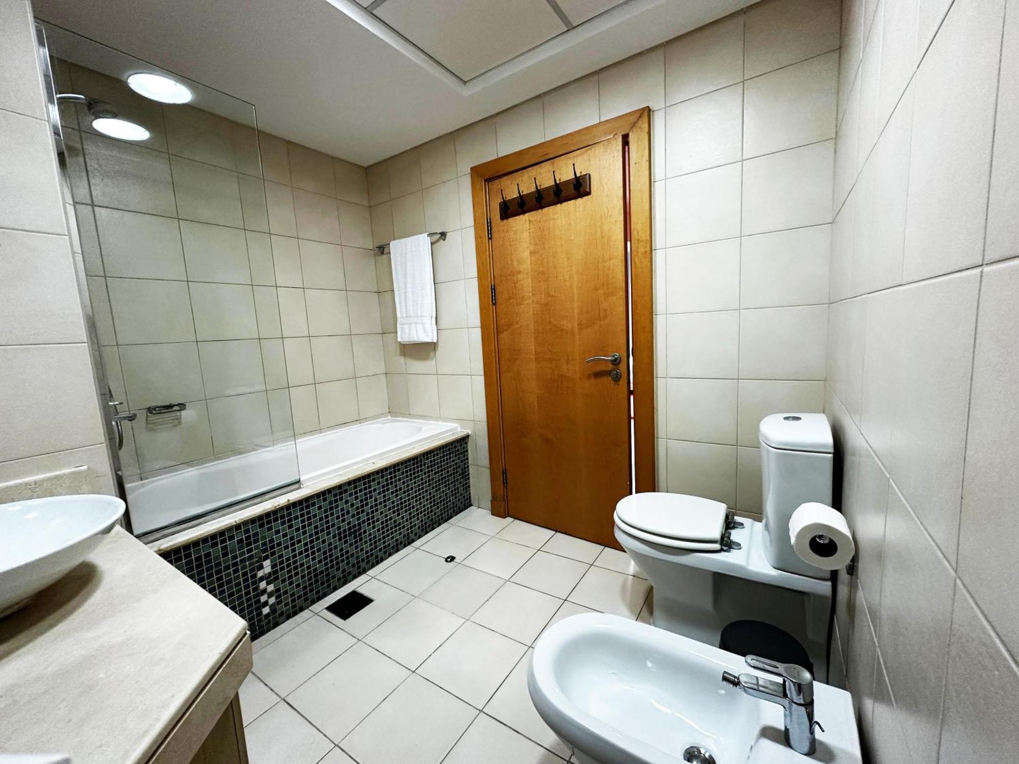 Seaside Serenity Elegant 1br Escape In Palm Jumeirah By La Buena Vida Homes * Dubai