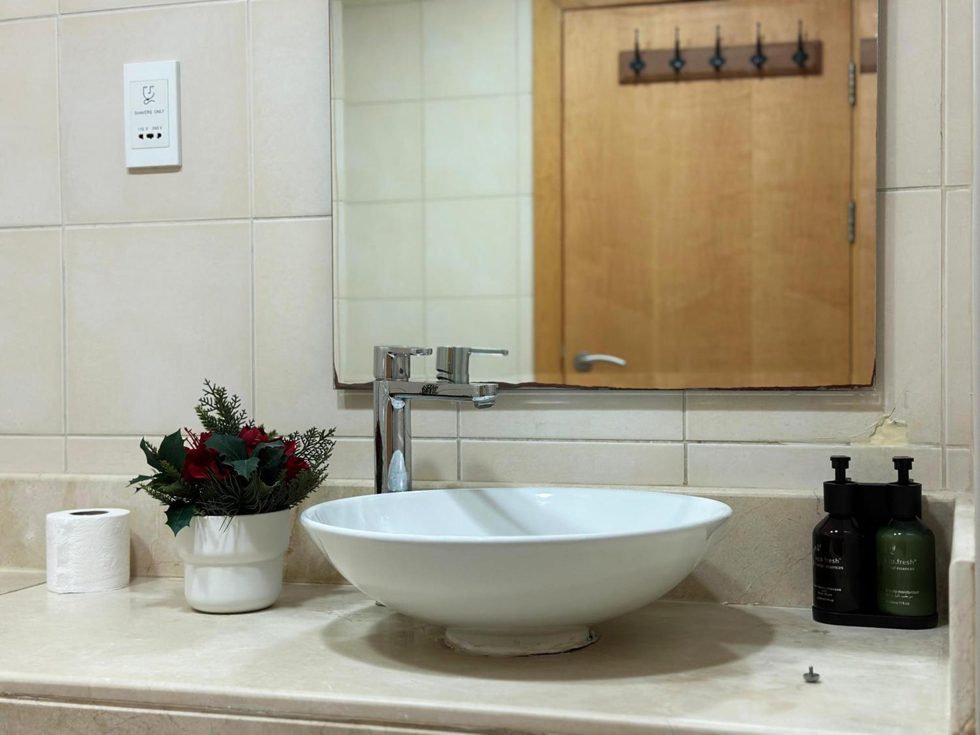 Seaside Serenity Elegant 1br Escape In Palm Jumeirah By La Buena Vida Homes Apartment Dubai