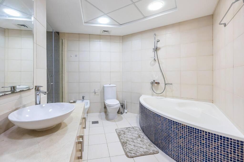Fully Upgraded, Amazing 3 Maid At The Palm Apartment