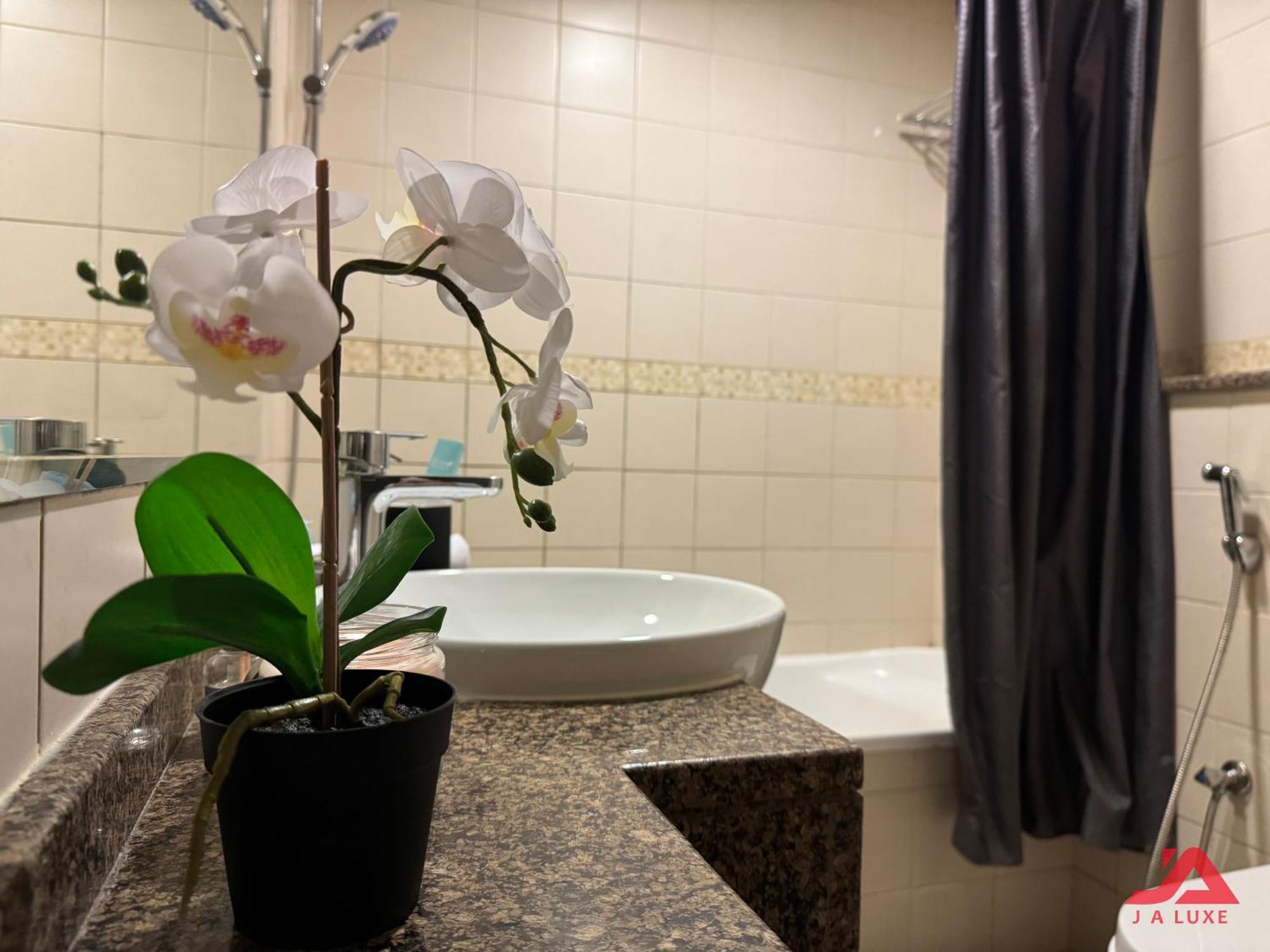 Cozy Marina & Sea View In Bay Tower Marina With Modern Gym & Pool, Steps To & Metro Dubai