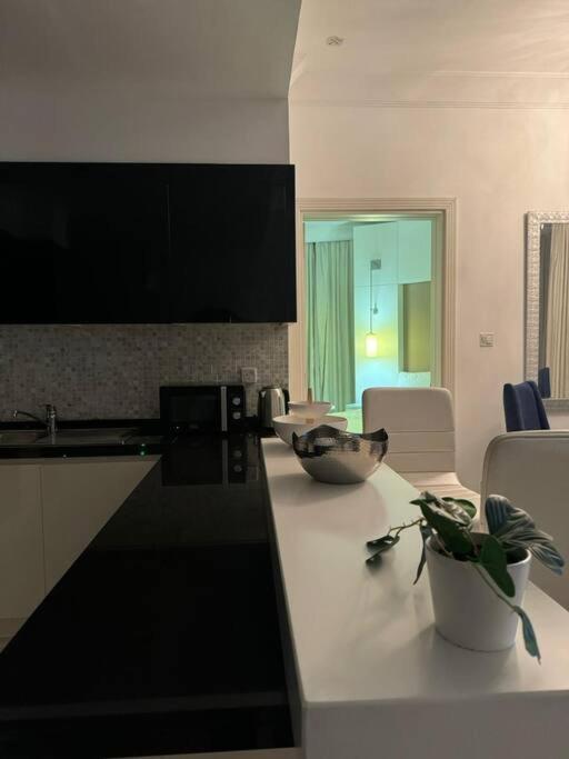Amazing 1br In Downtown 2mins Walk To Mall Apartment Dubai