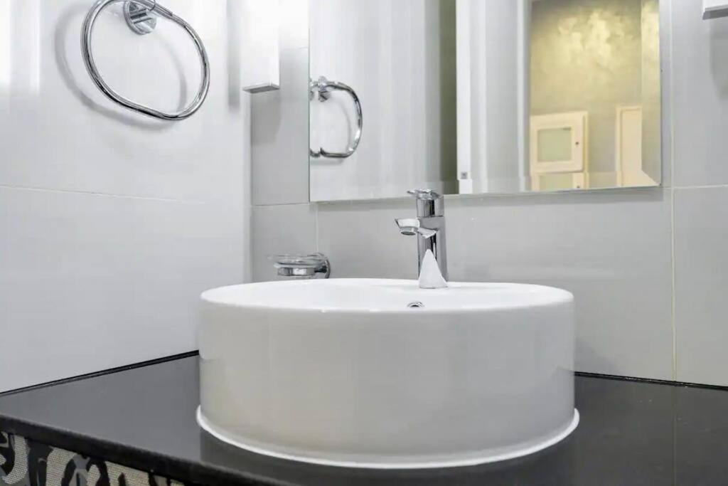 Amazing 1br In Downtown 2mins Walk To Mall