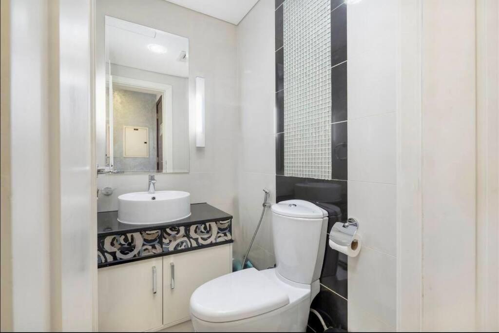 Amazing 1br In Downtown 2mins Walk To Mall Apartment Dubai