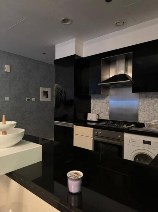Apartment Amazing 1br In Downtown 2mins Walk To Mall Dubai