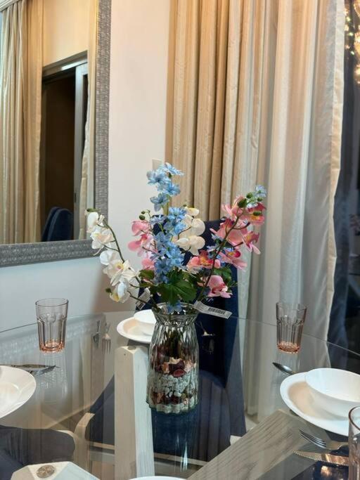 Apartment Amazing 1br In Downtown 2mins Walk To Mall Dubai