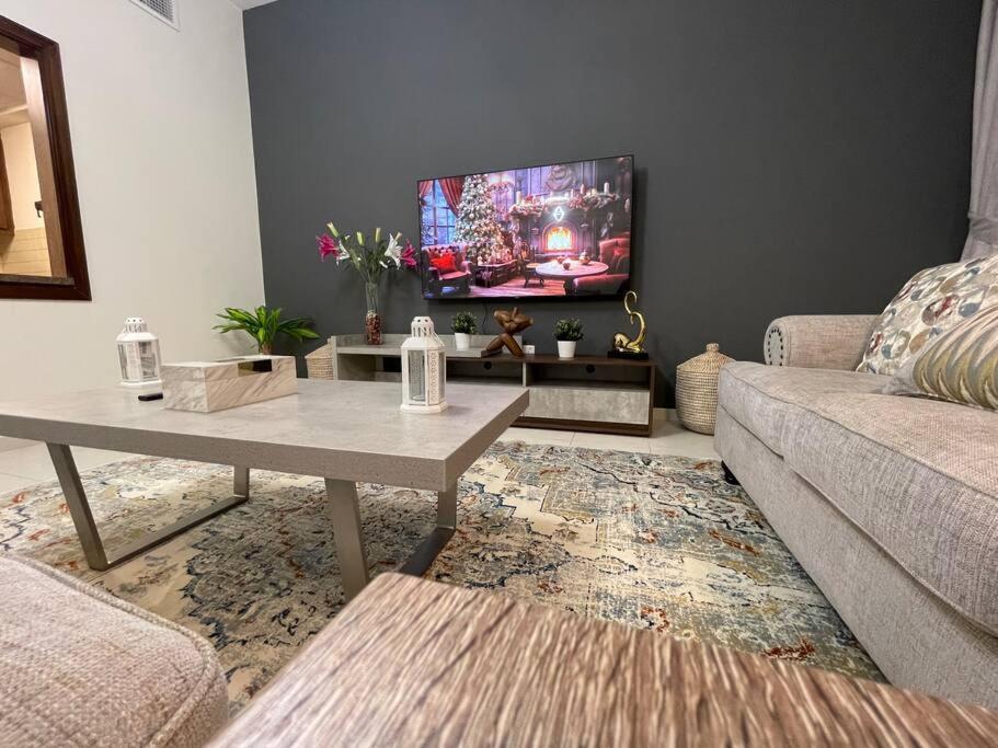 Apartment Cozy 3br With Maid's