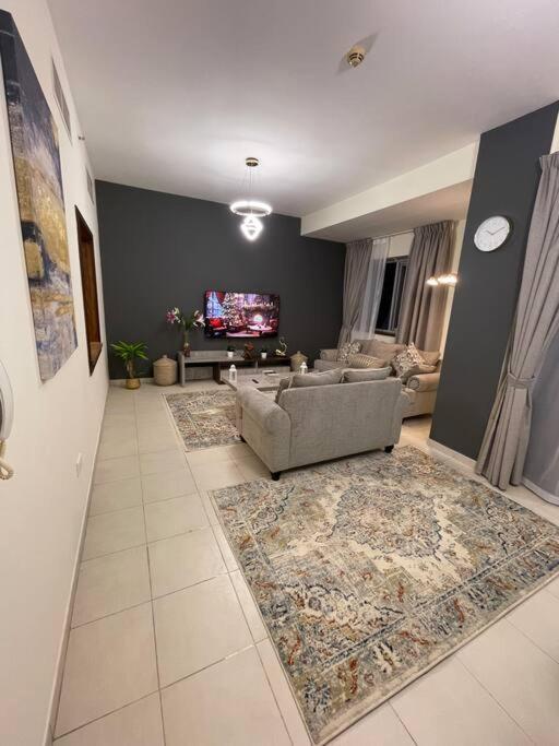 Apartment Cozy 3br With Maid's *